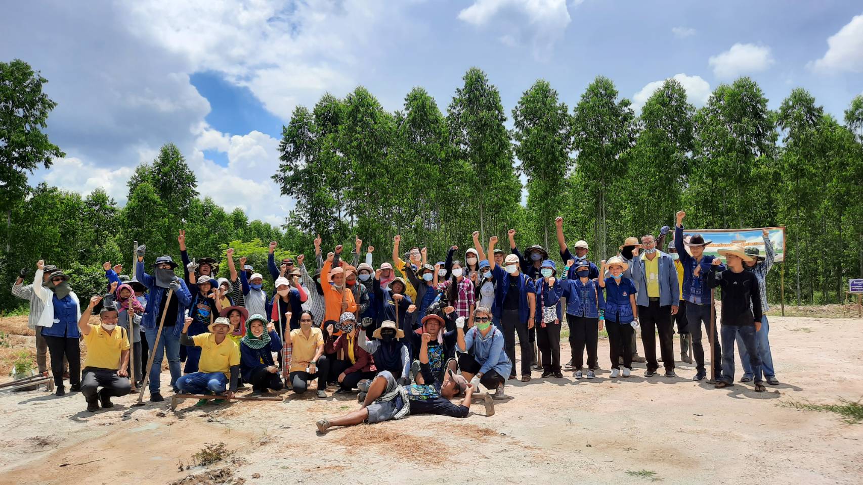 สำนักงานพัฒนาชุมชนจังหวัดฉะเชิงเทรา ผนึกความร่วมมือกับเครือข่ายศูนย์กสิกรรมธรรมชาติ เอามื้อสามัคคี ณ วัดโกรกแก้ววงพระจันทร์