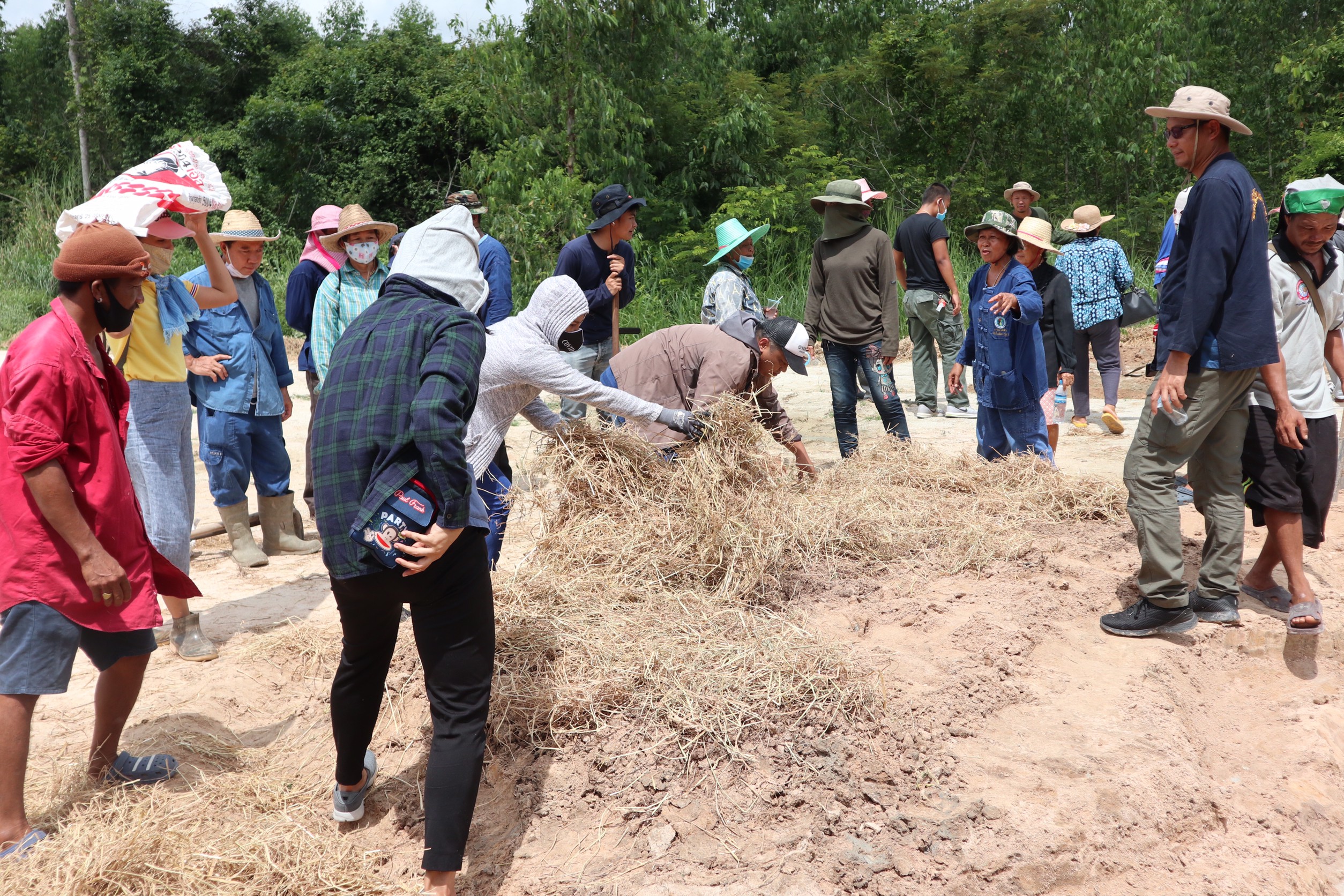 >>> พช.แปดริ้ว ขับเคลื่อนกิจกรรมเอามื้อสามัคคี ณ ชุมชนวัดโกรกแก้ววงพระจันทร์ <<<
