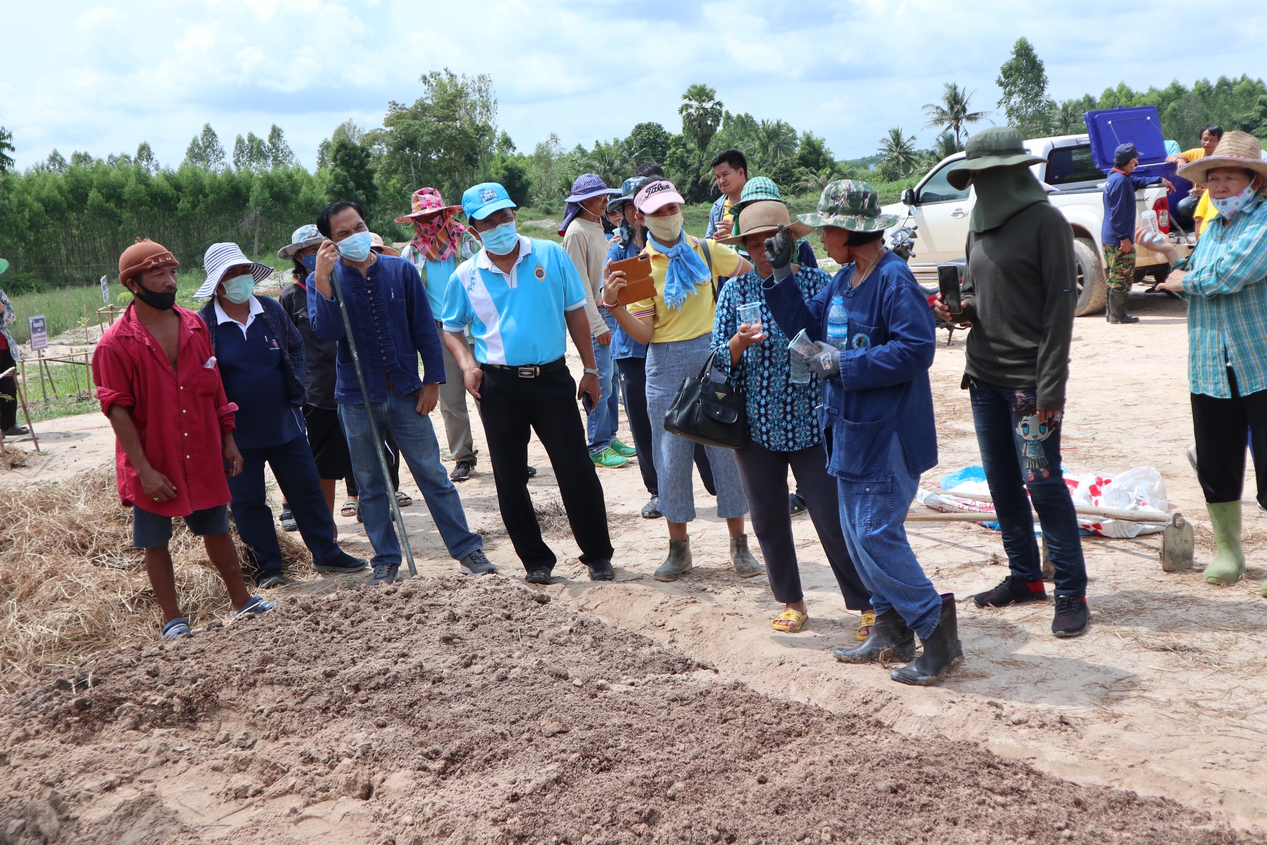 >>> พช.แปดริ้ว ขับเคลื่อนกิจกรรมเอามื้อสามัคคี ณ ชุมชนวัดโกรกแก้ววงพระจันทร์ <<<