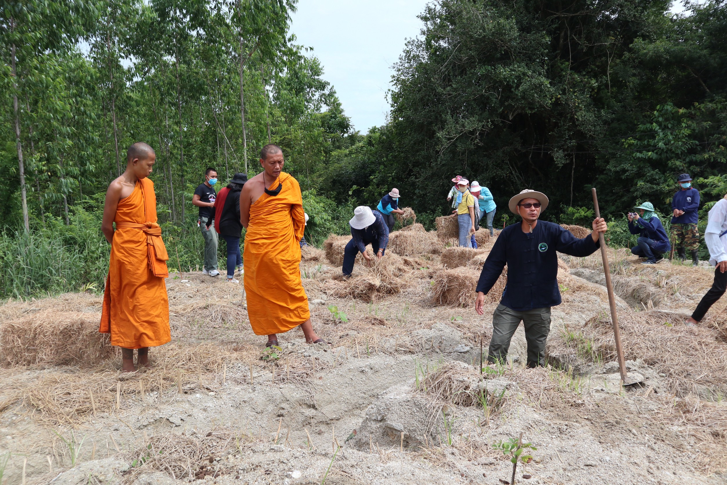 >>> พช.แปดริ้ว ขับเคลื่อนกิจกรรมเอามื้อสามัคคี ณ ชุมชนวัดโกรกแก้ววงพระจันทร์ <<<