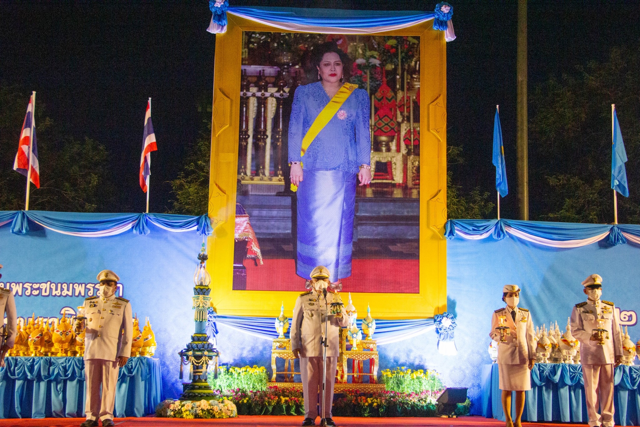 ??พัฒนาการจังหวัดฉะเชิงเทรา ร่วมพิธีวางพานพุ่มทอง พุ่มเงิน และจุดเทียนถวายพระพรชัยมงคล สมเด็จพระนางเจ้าสิริกิติ์ พระบรมราชินีนาถ พระบรมราชชนนีพันปีหลวง เนื่องในโอกาสวันเฉลิมพระชนมพรรษา 12 สิงหาคม 2563