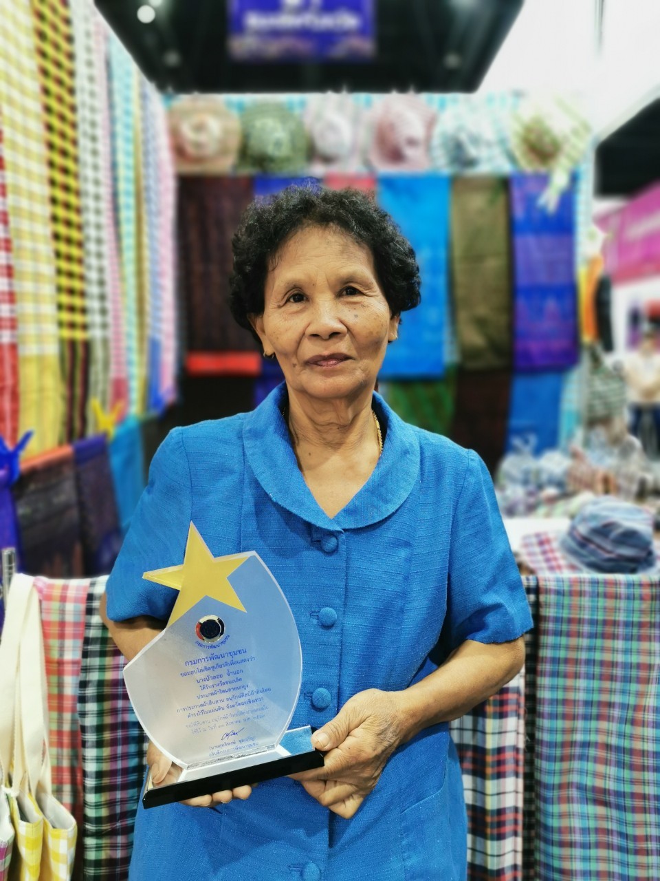 ??ผ้าลายนกยูง ฉะเชิงเทรา รับโล่เชิดชูเกียรติการประกวดผ้าถิ่นไทย ในงานศิลปาชีพ ประทีปไทย”??