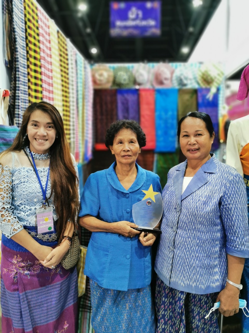 ??ผ้าลายนกยูง ฉะเชิงเทรา รับโล่เชิดชูเกียรติการประกวดผ้าถิ่นไทย ในงานศิลปาชีพ ประทีปไทย”??