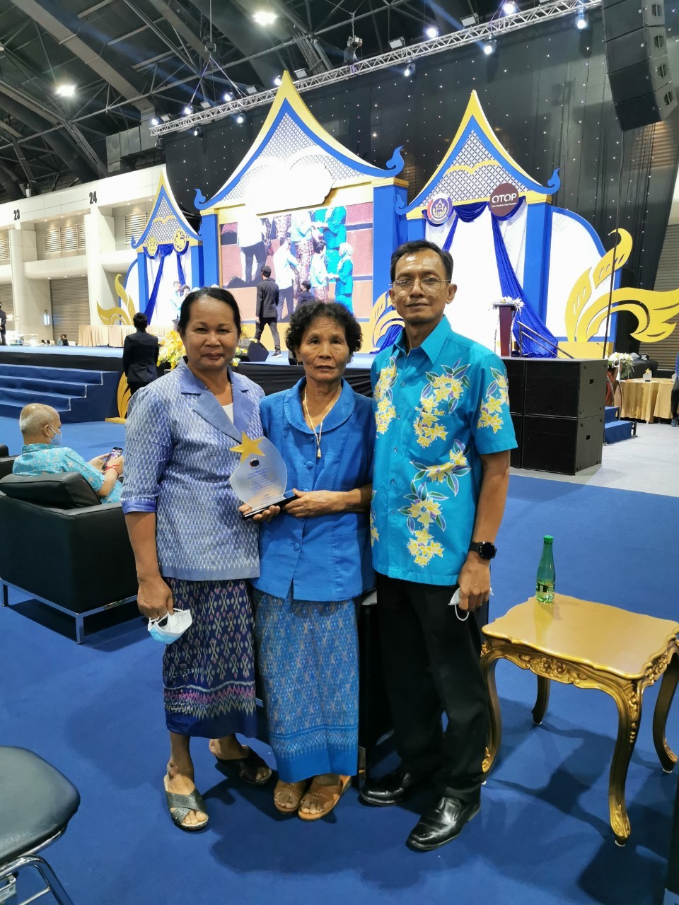 ??ผ้าลายนกยูง ฉะเชิงเทรา รับโล่เชิดชูเกียรติการประกวดผ้าถิ่นไทย ในงานศิลปาชีพ ประทีปไทย”??