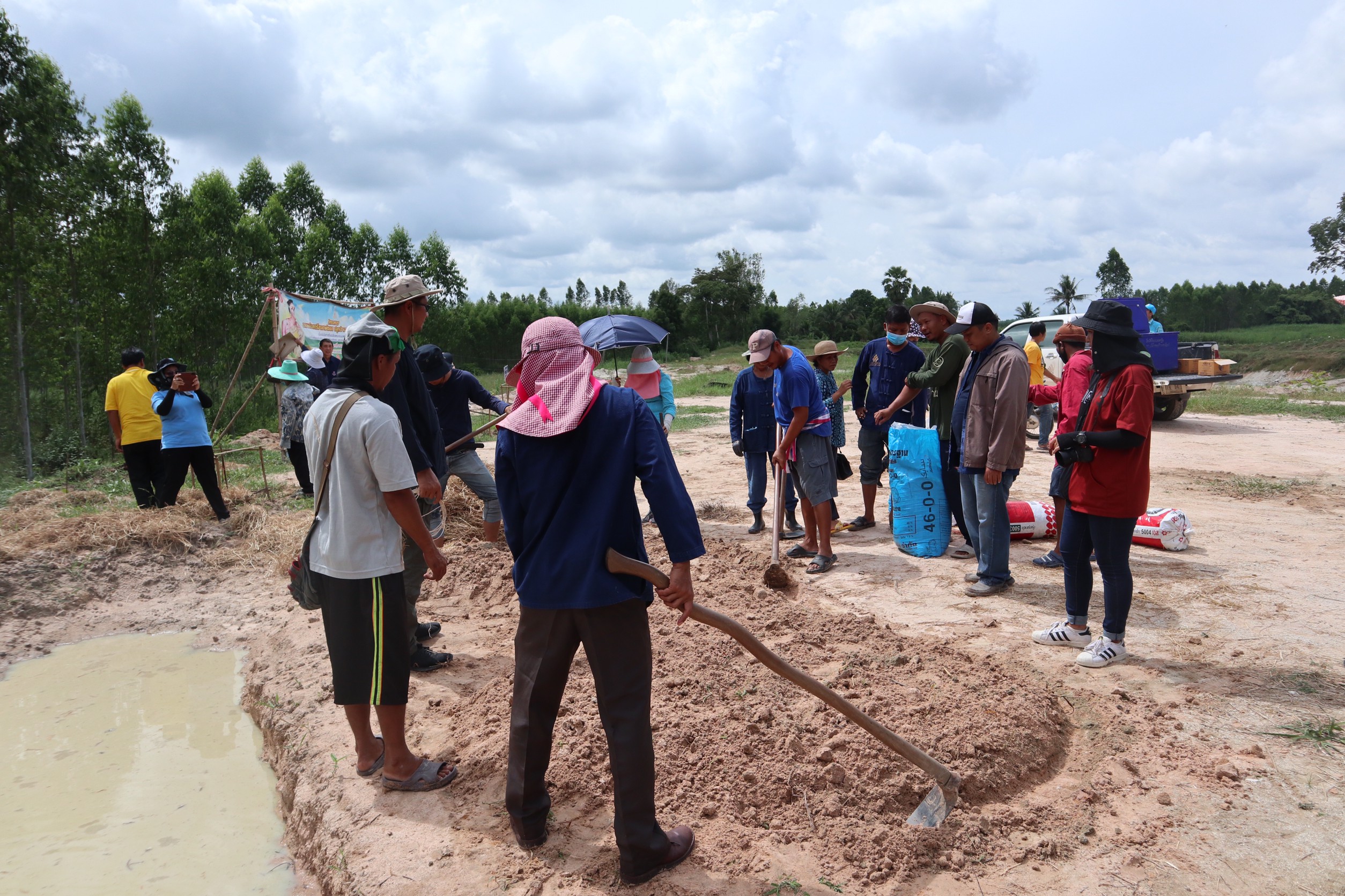 >>> พช.แปดริ้ว ขับเคลื่อนกิจกรรมเอามื้อสามัคคี ณ ชุมชนวัดโกรกแก้ววงพระจันทร์ <<<