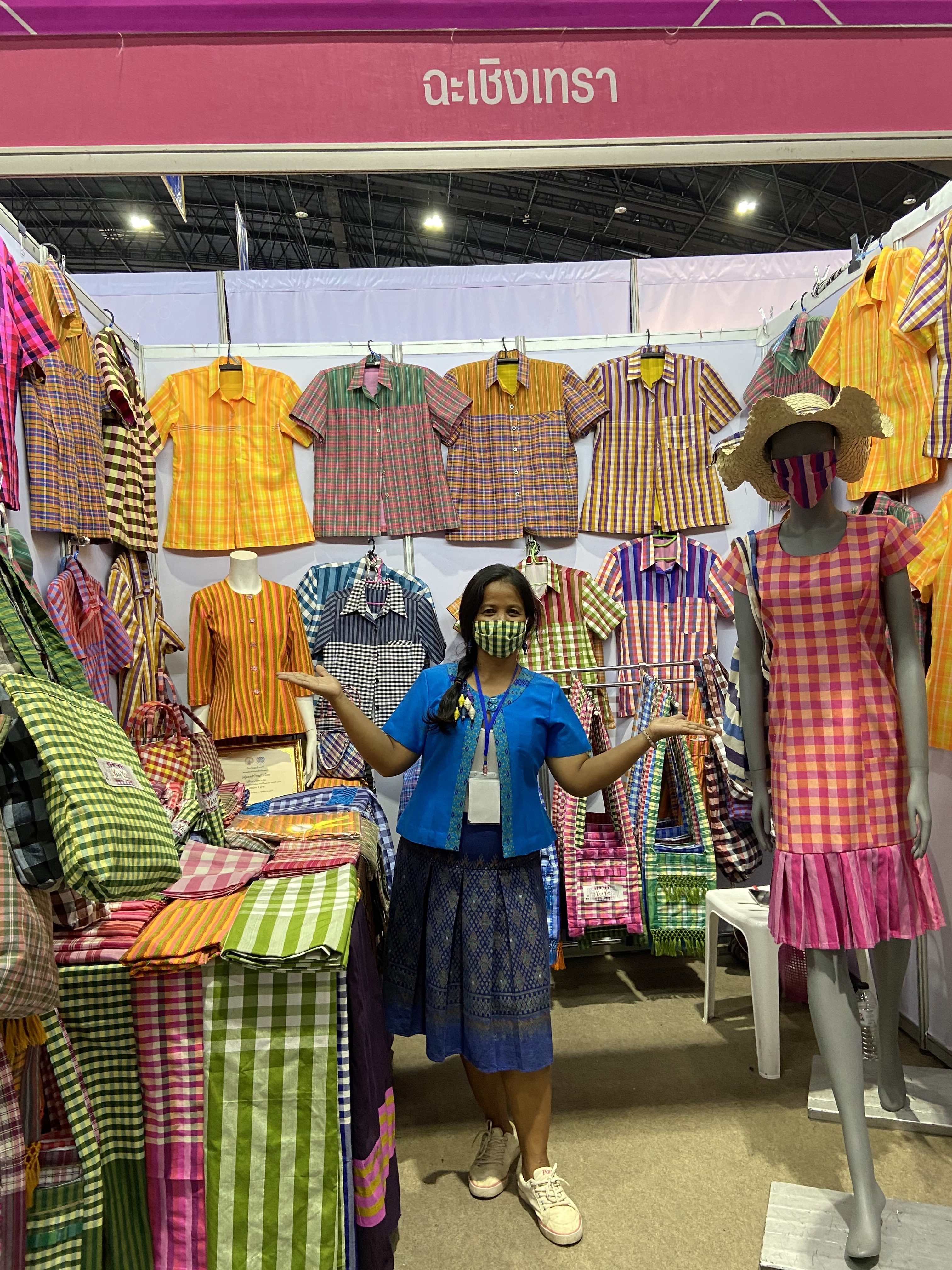 ??ผ้าลายนกยูง ฉะเชิงเทรา รับโล่เชิดชูเกียรติการประกวดผ้าถิ่นไทย ในงานศิลปาชีพ ประทีปไทย”??