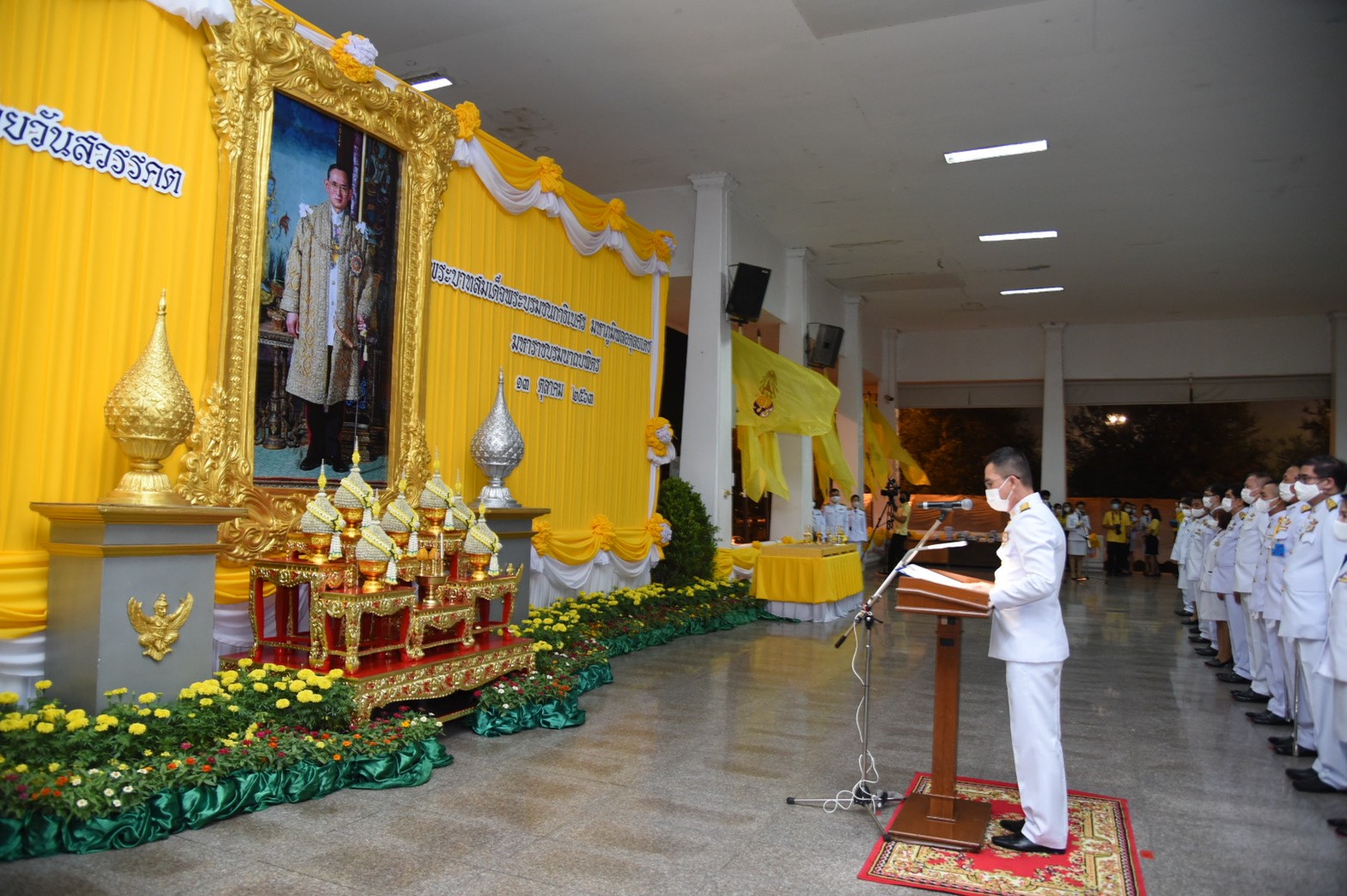 ?สำนักงานพัฒนาชุมชนจังหวัดฉะเชิงเทรา ร่วมพิธีจุดเทียนเพื่อน้อมรำลึกในพระมหากรุณาธิคุณพระบาทสมเด็จพระบรมชนกาธิเบศร มหาภูมิพลอดุลยเดชมหาราช บรมนาถบพิตร