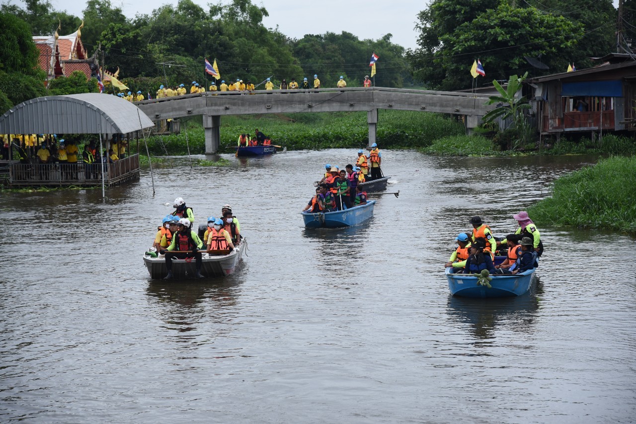 ?พช. ฉะเชิงเทรา ร่วมจิตอาสาพัฒนาลำน้ำลำคลอง กำจัดวัชพืชและผักตบชวา เพื่อถวายเป็นพระราชกุศลเนื่องในวันคล้ายวันสวรรคตพระบาทสมเด็จพระบรมชนกาธิเบศร มหาภูมิพลอดุลยเดชมหาราช บรมนาถบพิตร