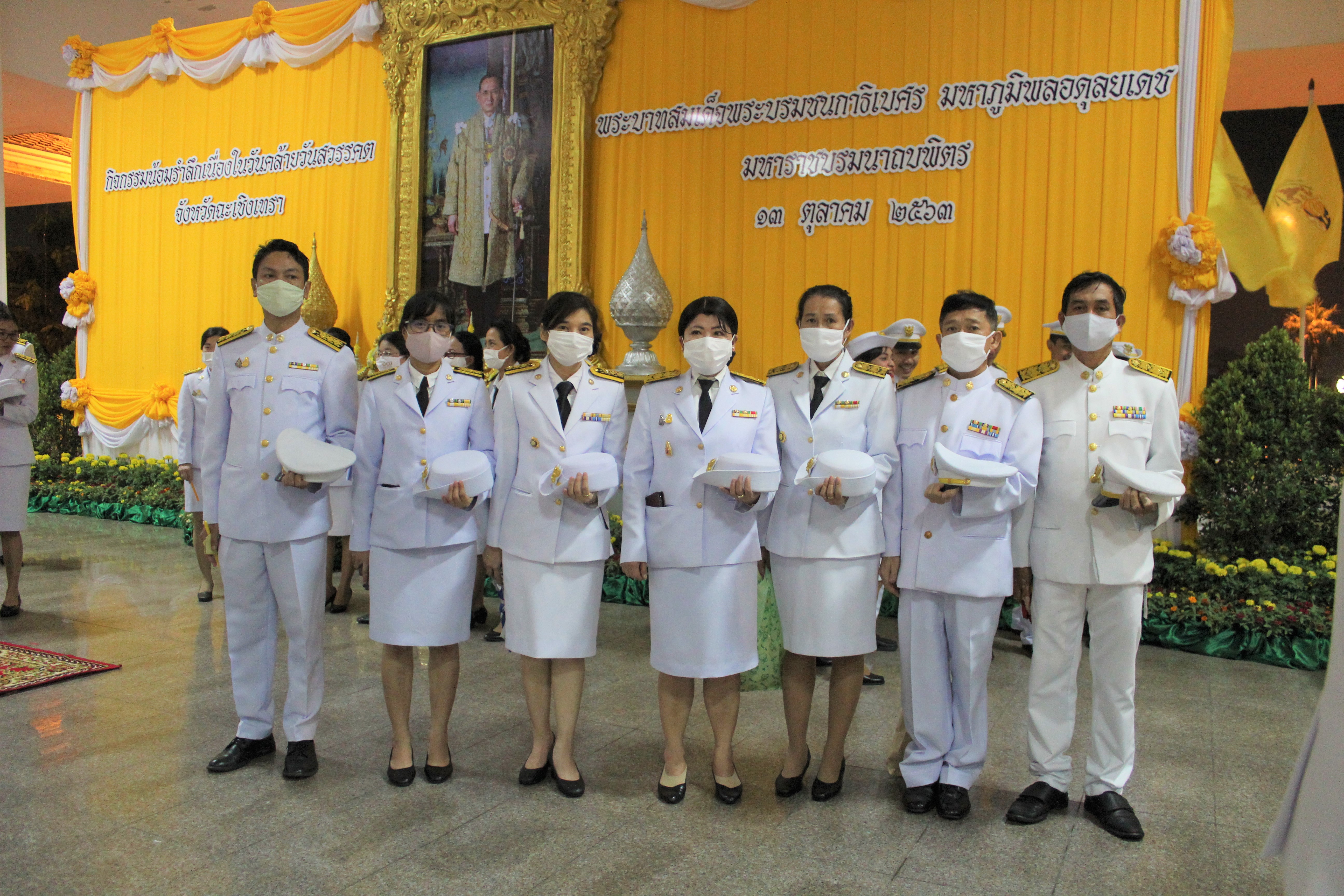 ?สำนักงานพัฒนาชุมชนจังหวัดฉะเชิงเทรา ร่วมพิธีจุดเทียนเพื่อน้อมรำลึกในพระมหากรุณาธิคุณพระบาทสมเด็จพระบรมชนกาธิเบศร มหาภูมิพลอดุลยเดชมหาราช บรมนาถบพิตร