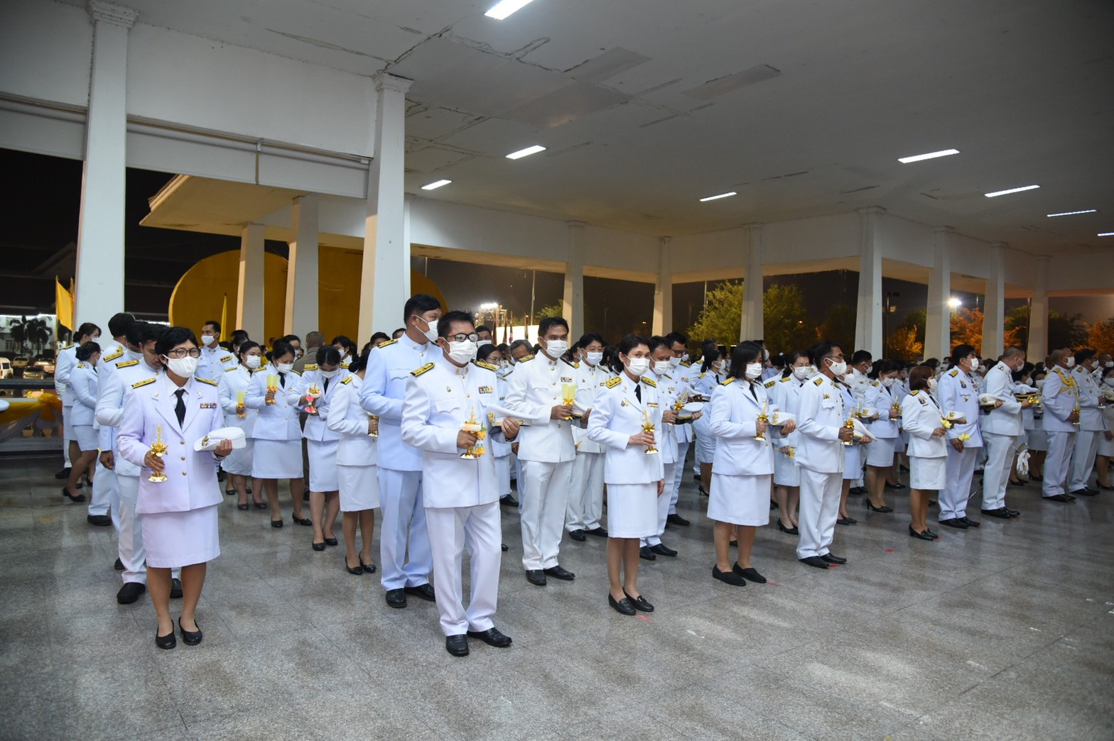 ?สำนักงานพัฒนาชุมชนจังหวัดฉะเชิงเทรา ร่วมพิธีจุดเทียนเพื่อน้อมรำลึกในพระมหากรุณาธิคุณพระบาทสมเด็จพระบรมชนกาธิเบศร มหาภูมิพลอดุลยเดชมหาราช บรมนาถบพิตร