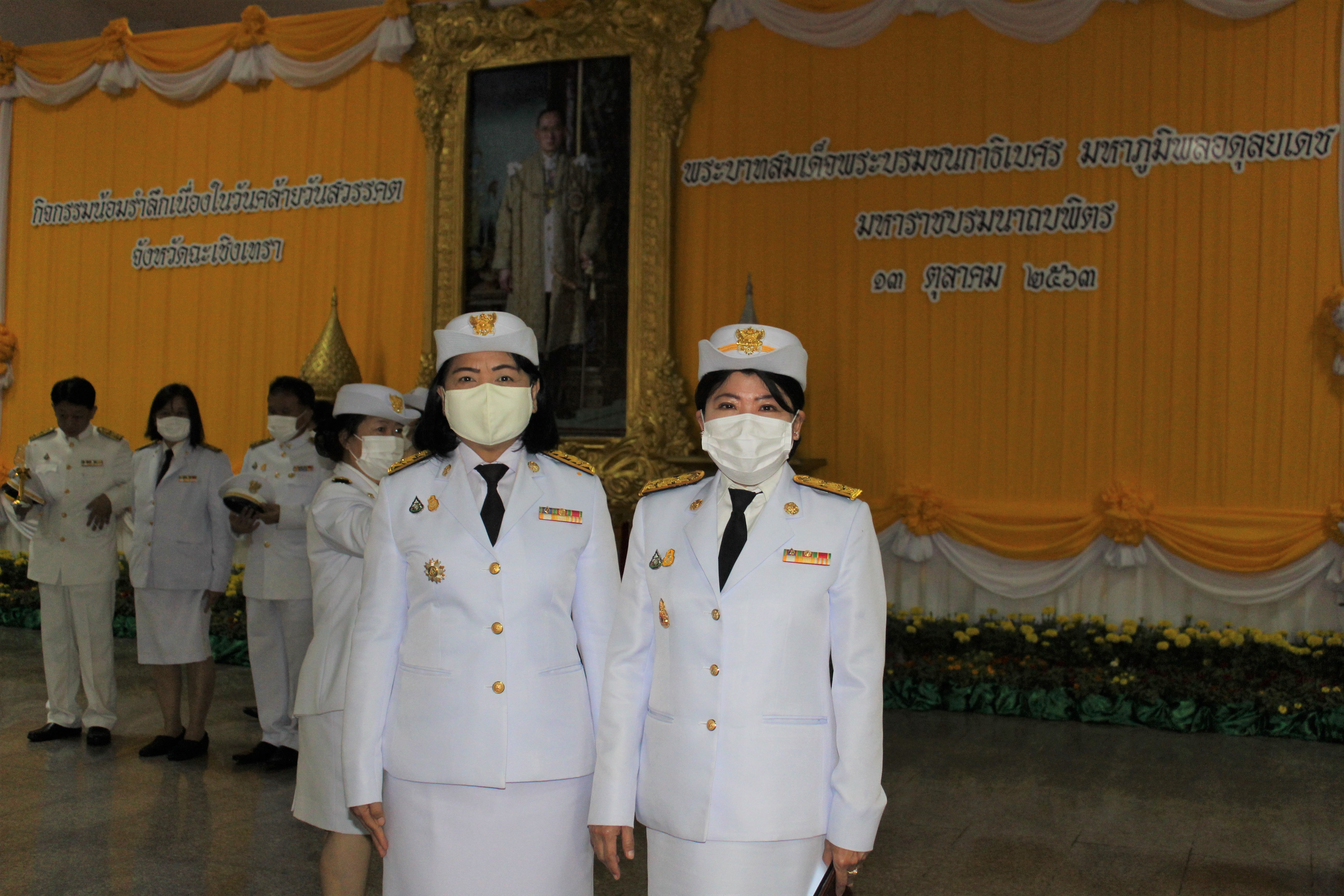 ?สำนักงานพัฒนาชุมชนจังหวัดฉะเชิงเทรา ร่วมพิธีจุดเทียนเพื่อน้อมรำลึกในพระมหากรุณาธิคุณพระบาทสมเด็จพระบรมชนกาธิเบศร มหาภูมิพลอดุลยเดชมหาราช บรมนาถบพิตร