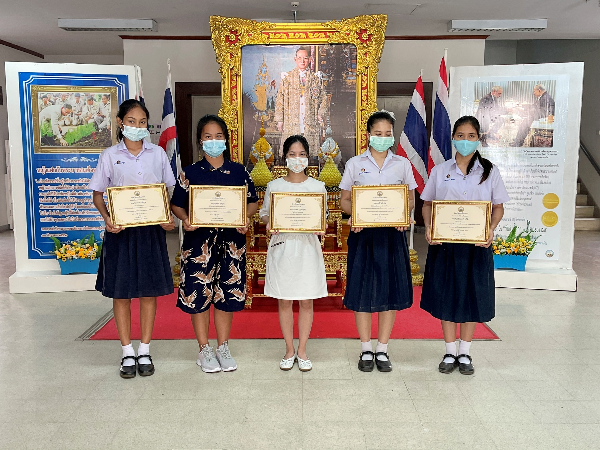 ผู้ว่าราชการจังหวัดฉะเชิงเทรา มอบเกียรติบัตร การประกวดออกแบบชุด ตามโครงการ CDD Young Designer Contest