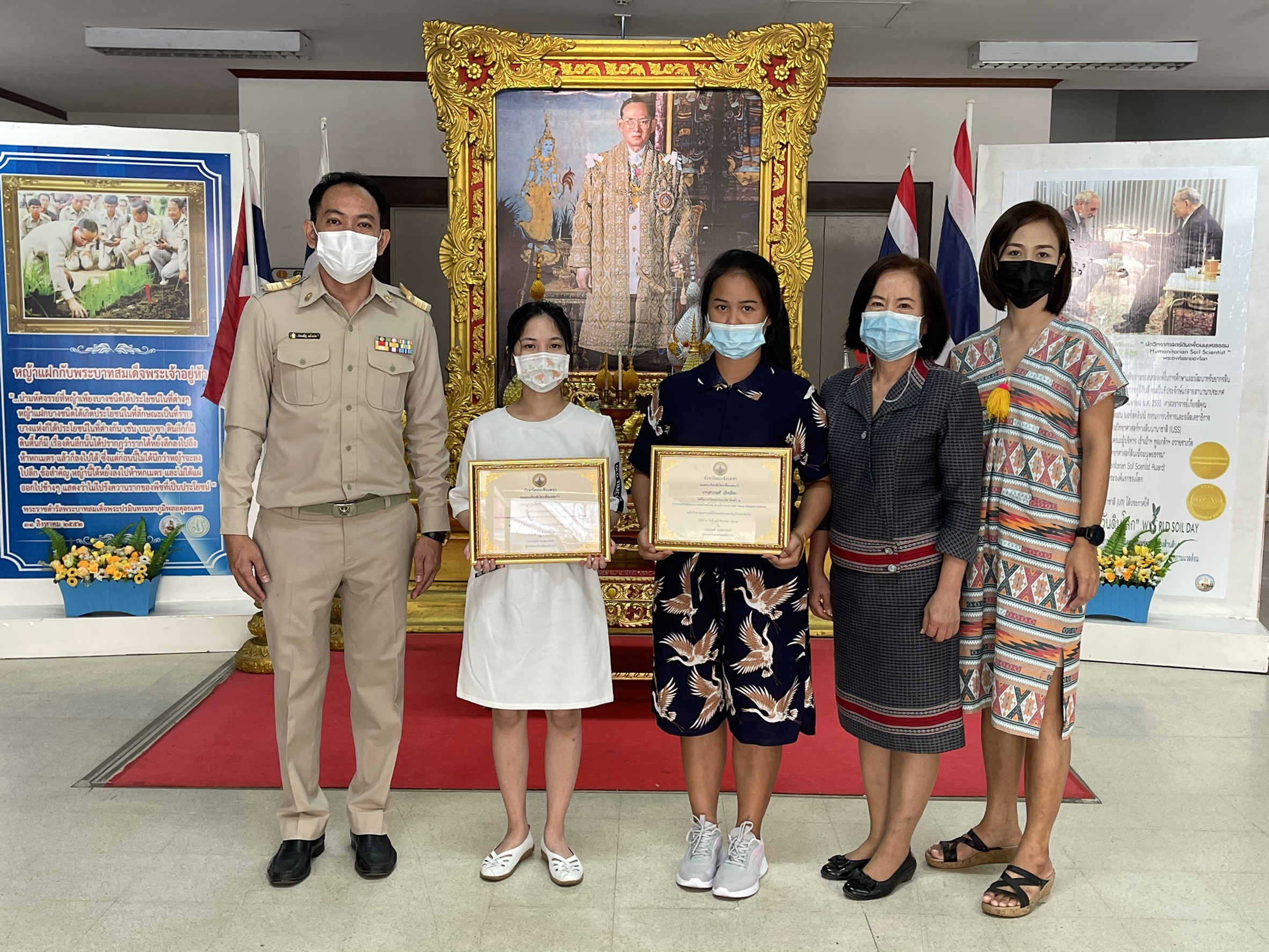 ผู้ว่าราชการจังหวัดฉะเชิงเทรา มอบเกียรติบัตร การประกวดออกแบบชุด ตามโครงการ CDD Young Designer Contest