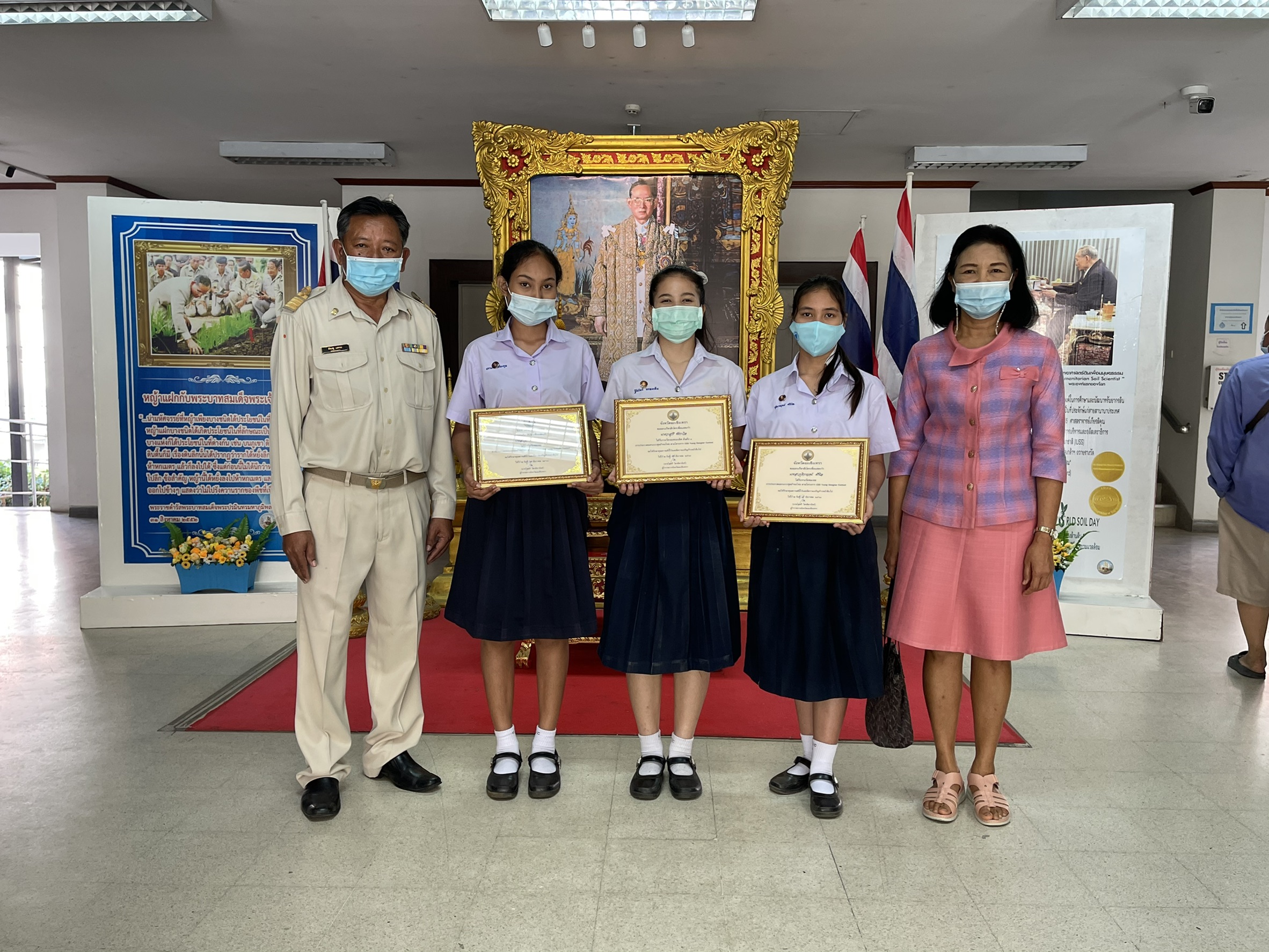 ผู้ว่าราชการจังหวัดฉะเชิงเทรา มอบเกียรติบัตร การประกวดออกแบบชุด ตามโครงการ CDD Young Designer Contest