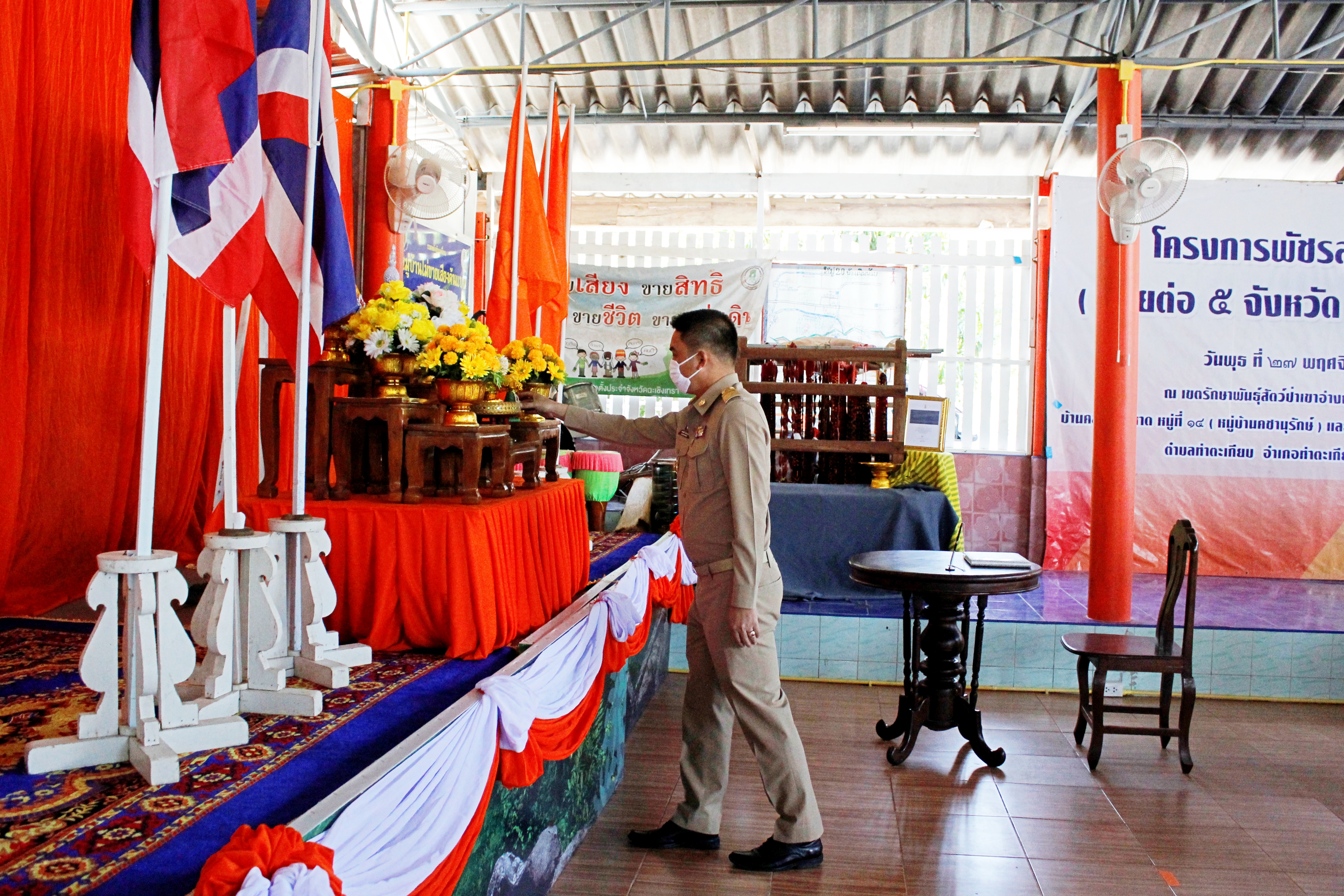 พช.ฉะเชิงเทรา จัดพิธีถวายพระพรชัยมงคลสมเด็จพระเจ้าลูกเธอ เจ้าฟ้าสิริวัณณวรี นารีรัตนราชกัญญา และพิธีมอบลายผ้า “ผ้ามัดหมี่ลายขอเจ้าฟ้าสิริวัณณวรีฯ” แก่ตัวแทนกลุ่มทอผ้า