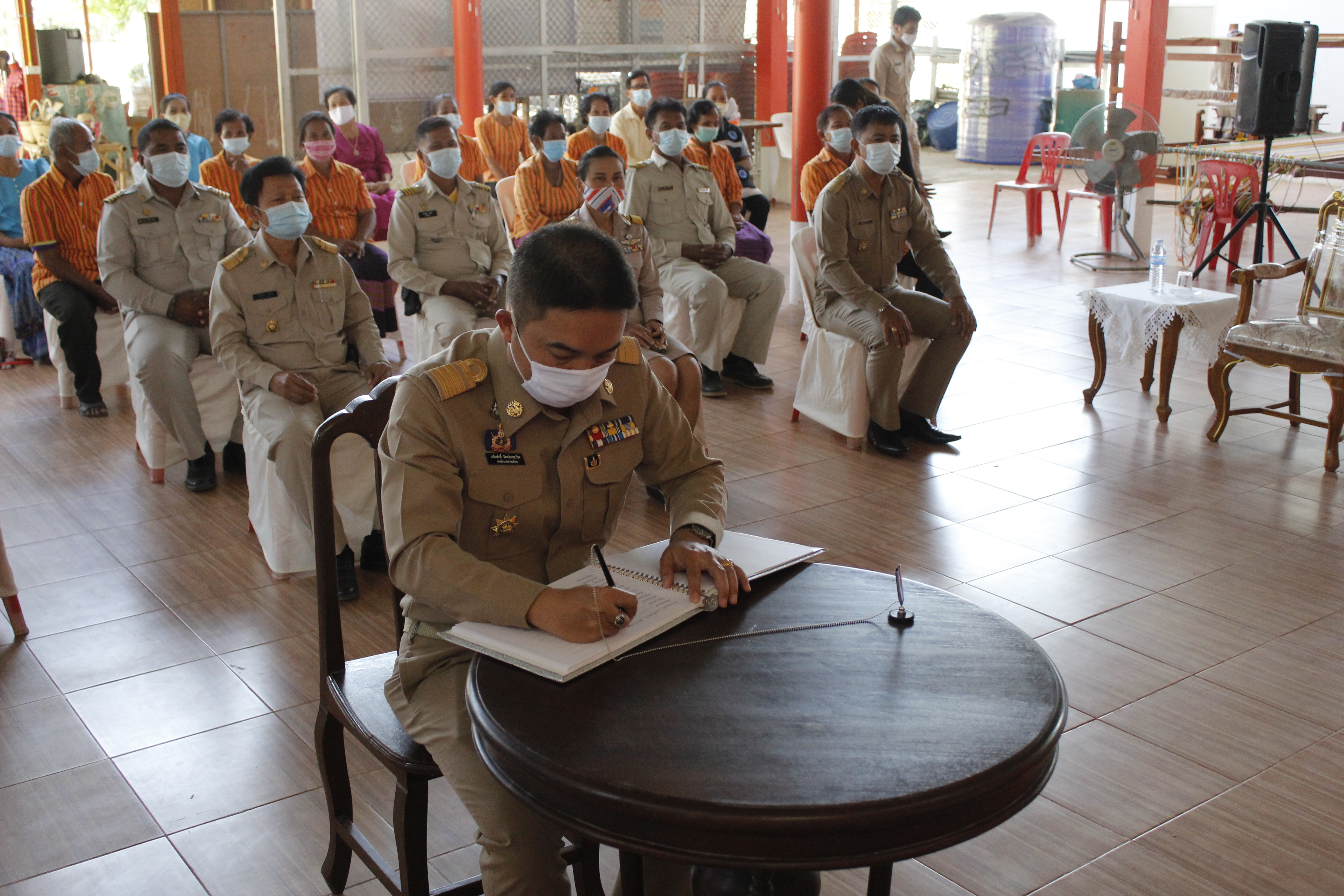 พช.ฉะเชิงเทรา จัดพิธีถวายพระพรชัยมงคลสมเด็จพระเจ้าลูกเธอ เจ้าฟ้าสิริวัณณวรี นารีรัตนราชกัญญา และพิธีมอบลายผ้า “ผ้ามัดหมี่ลายขอเจ้าฟ้าสิริวัณณวรีฯ” แก่ตัวแทนกลุ่มทอผ้า