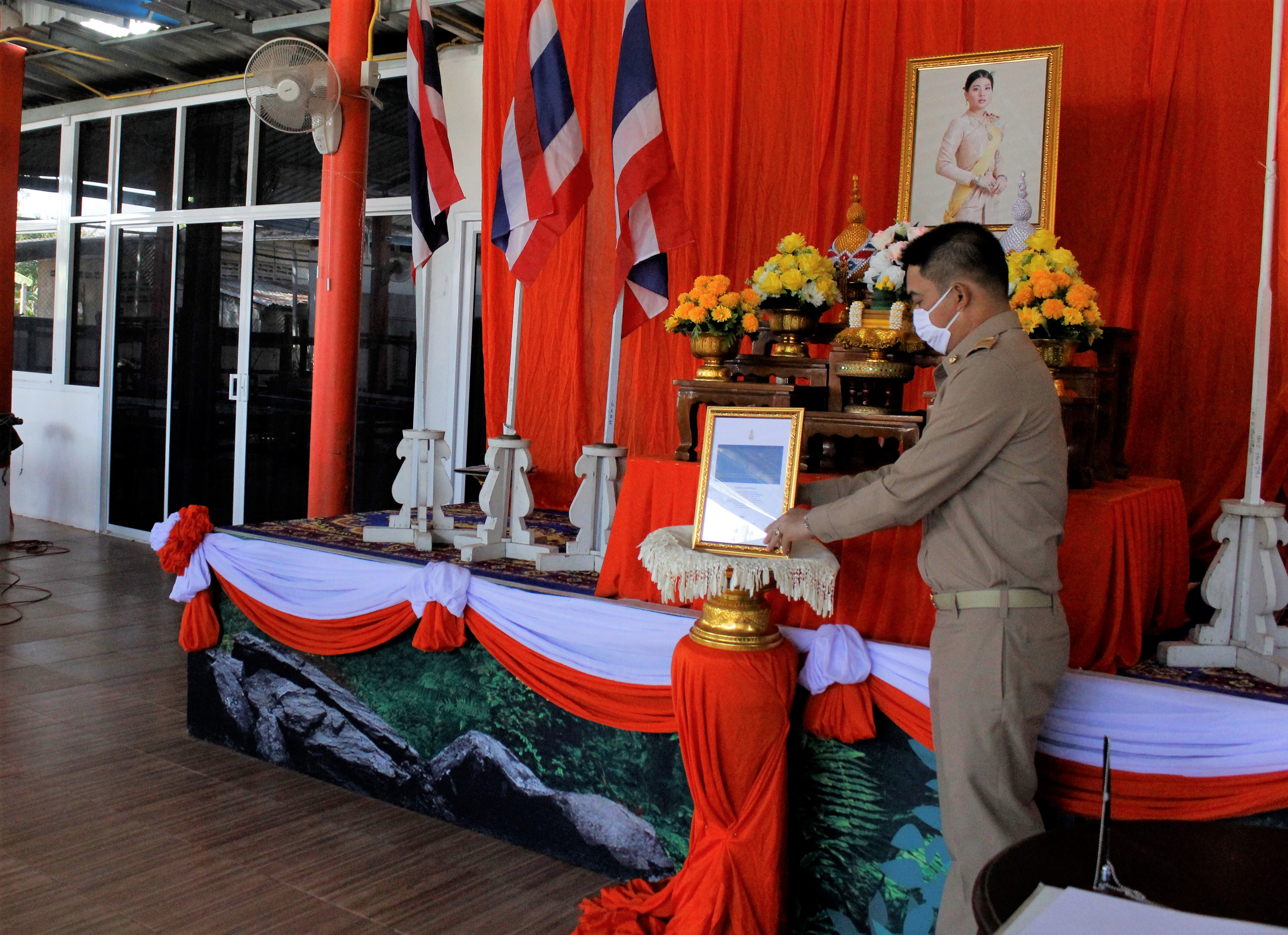 พช.ฉะเชิงเทรา จัดพิธีถวายพระพรชัยมงคลสมเด็จพระเจ้าลูกเธอ เจ้าฟ้าสิริวัณณวรี นารีรัตนราชกัญญา และพิธีมอบลายผ้า “ผ้ามัดหมี่ลายขอเจ้าฟ้าสิริวัณณวรีฯ” แก่ตัวแทนกลุ่มทอผ้า