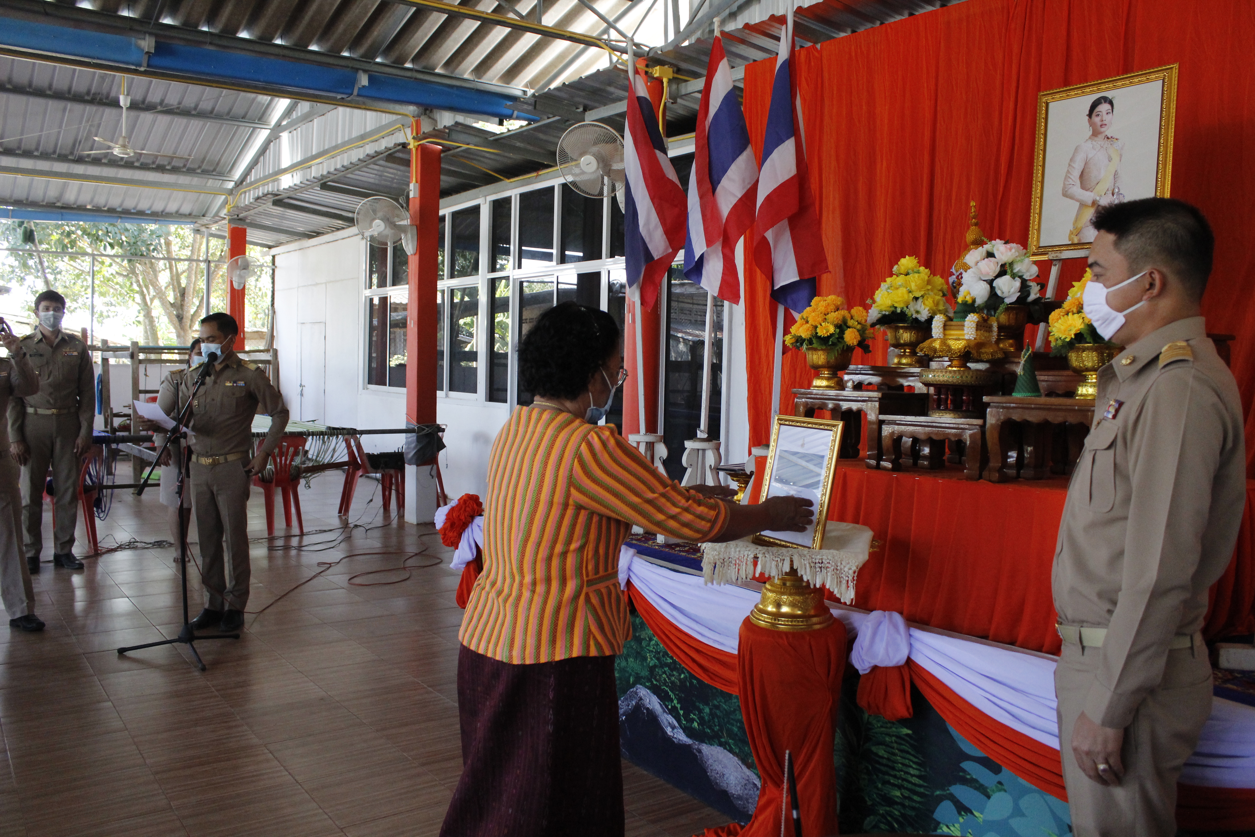 พช.ฉะเชิงเทรา จัดพิธีถวายพระพรชัยมงคลสมเด็จพระเจ้าลูกเธอ เจ้าฟ้าสิริวัณณวรี นารีรัตนราชกัญญา และพิธีมอบลายผ้า “ผ้ามัดหมี่ลายขอเจ้าฟ้าสิริวัณณวรีฯ” แก่ตัวแทนกลุ่มทอผ้า