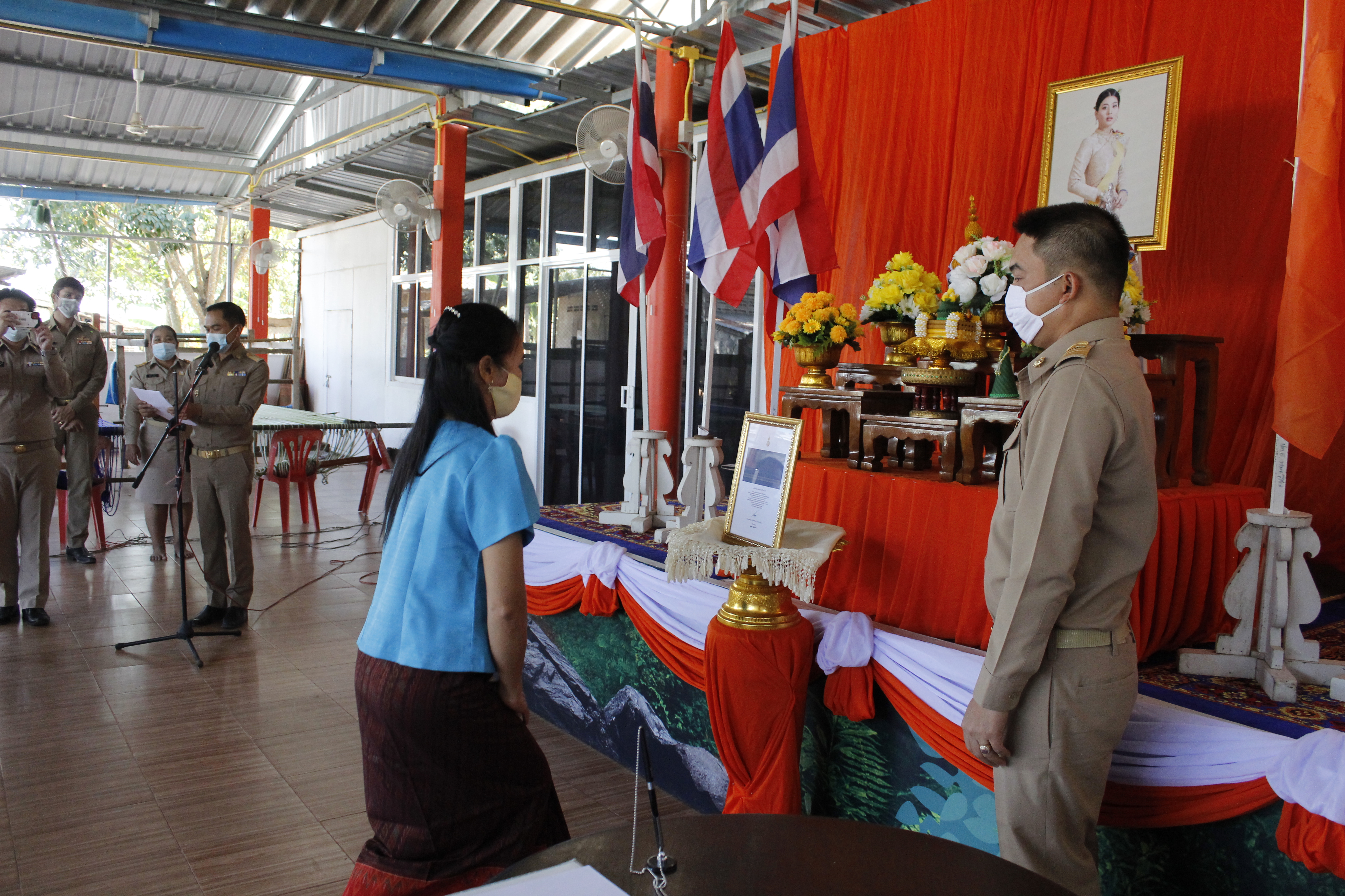 พช.ฉะเชิงเทรา จัดพิธีถวายพระพรชัยมงคลสมเด็จพระเจ้าลูกเธอ เจ้าฟ้าสิริวัณณวรี นารีรัตนราชกัญญา และพิธีมอบลายผ้า “ผ้ามัดหมี่ลายขอเจ้าฟ้าสิริวัณณวรีฯ” แก่ตัวแทนกลุ่มทอผ้า