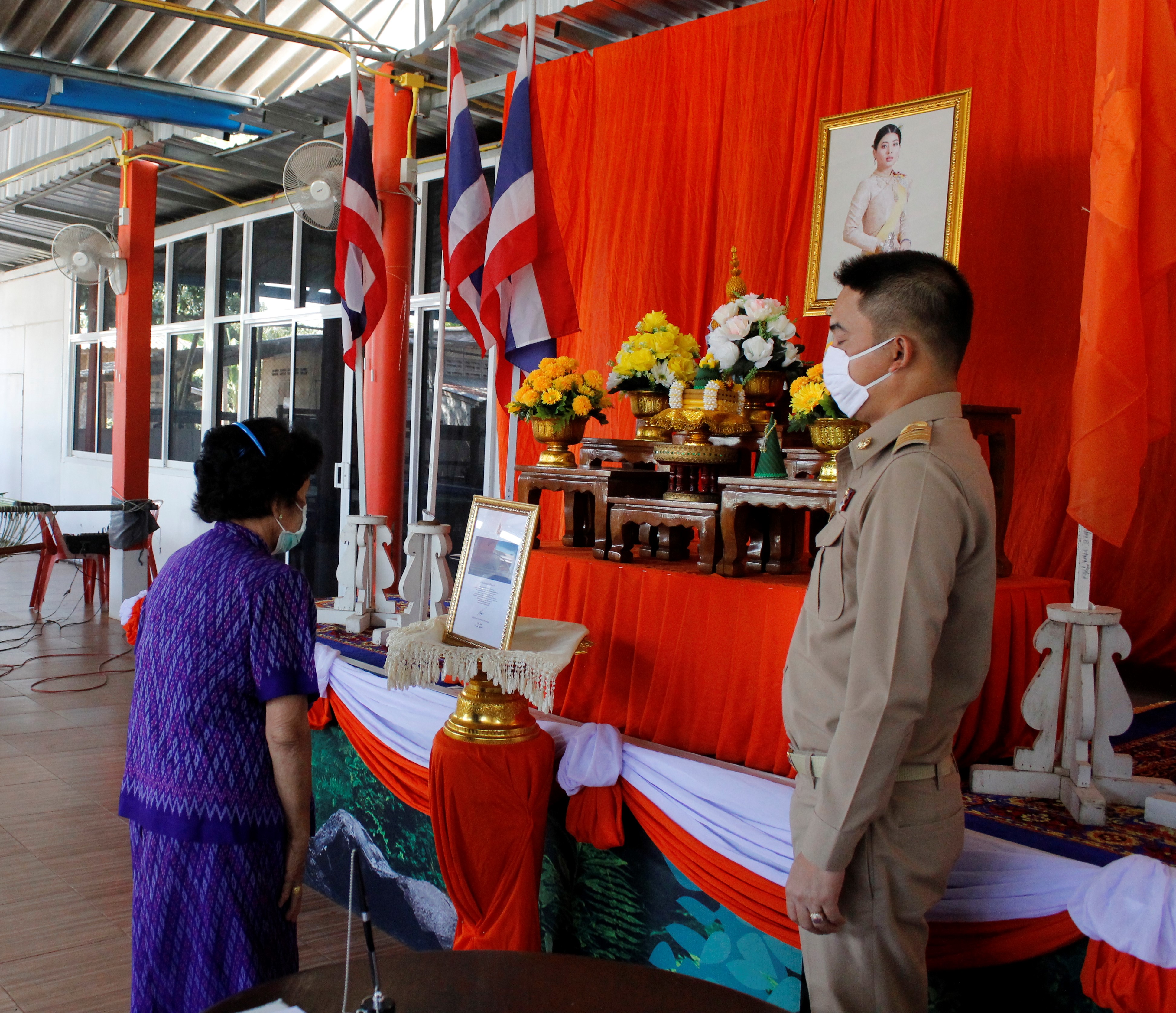 พช.ฉะเชิงเทรา จัดพิธีถวายพระพรชัยมงคลสมเด็จพระเจ้าลูกเธอ เจ้าฟ้าสิริวัณณวรี นารีรัตนราชกัญญา และพิธีมอบลายผ้า “ผ้ามัดหมี่ลายขอเจ้าฟ้าสิริวัณณวรีฯ” แก่ตัวแทนกลุ่มทอผ้า