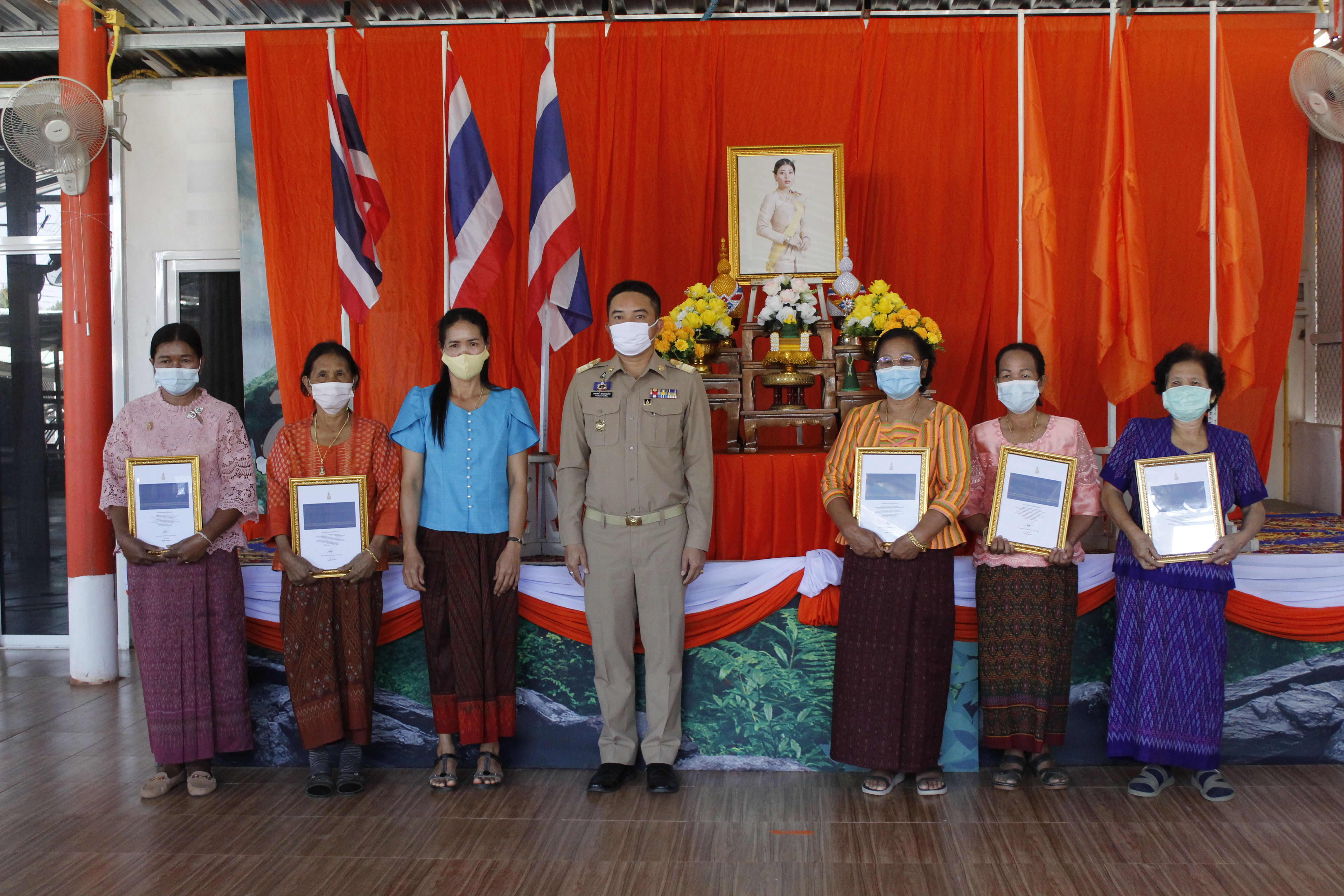 พช.ฉะเชิงเทรา จัดพิธีถวายพระพรชัยมงคลสมเด็จพระเจ้าลูกเธอ เจ้าฟ้าสิริวัณณวรี นารีรัตนราชกัญญา และพิธีมอบลายผ้า “ผ้ามัดหมี่ลายขอเจ้าฟ้าสิริวัณณวรีฯ” แก่ตัวแทนกลุ่มทอผ้า