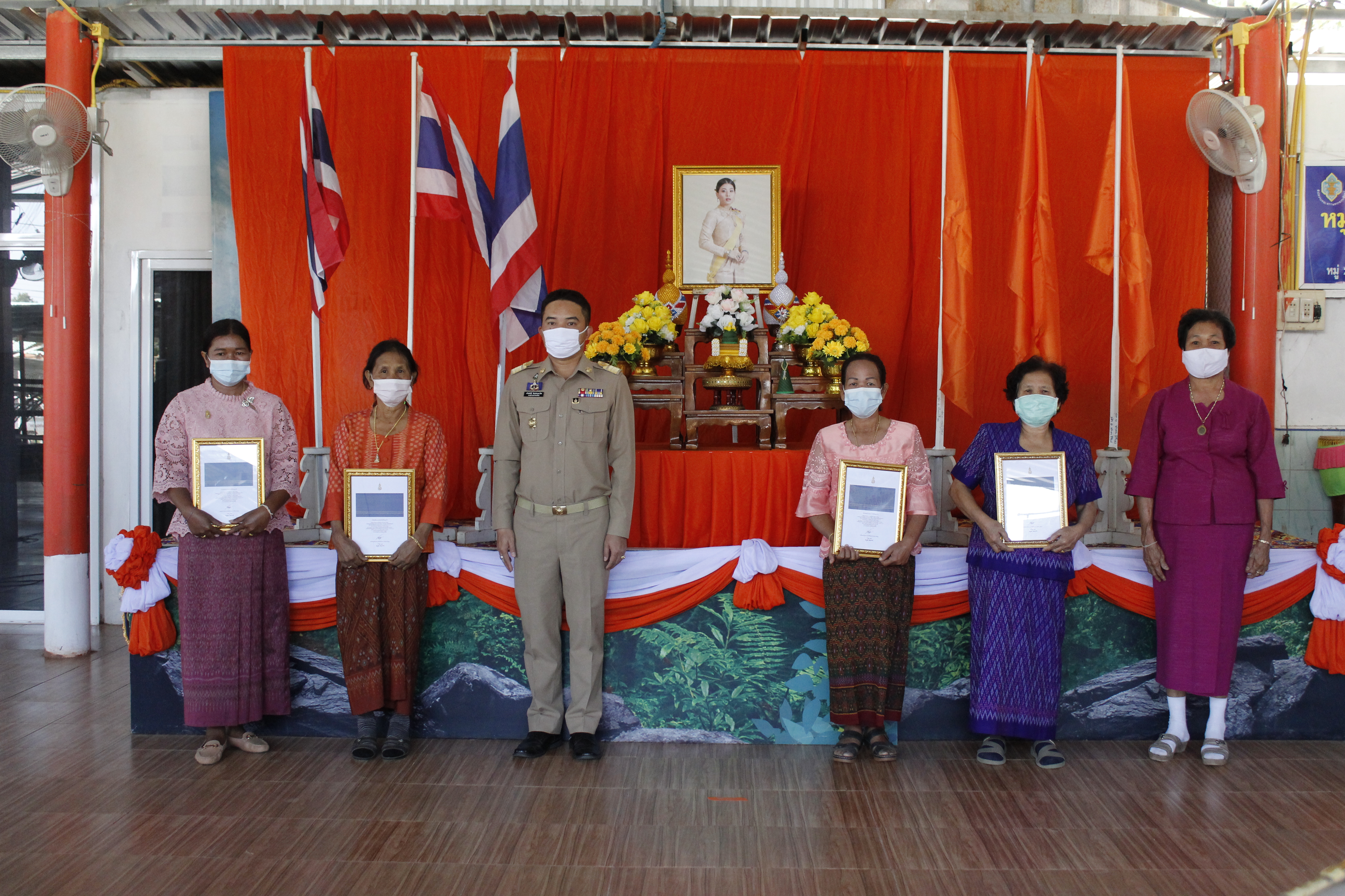 พช.ฉะเชิงเทรา จัดพิธีถวายพระพรชัยมงคลสมเด็จพระเจ้าลูกเธอ เจ้าฟ้าสิริวัณณวรี นารีรัตนราชกัญญา และพิธีมอบลายผ้า “ผ้ามัดหมี่ลายขอเจ้าฟ้าสิริวัณณวรีฯ” แก่ตัวแทนกลุ่มทอผ้า