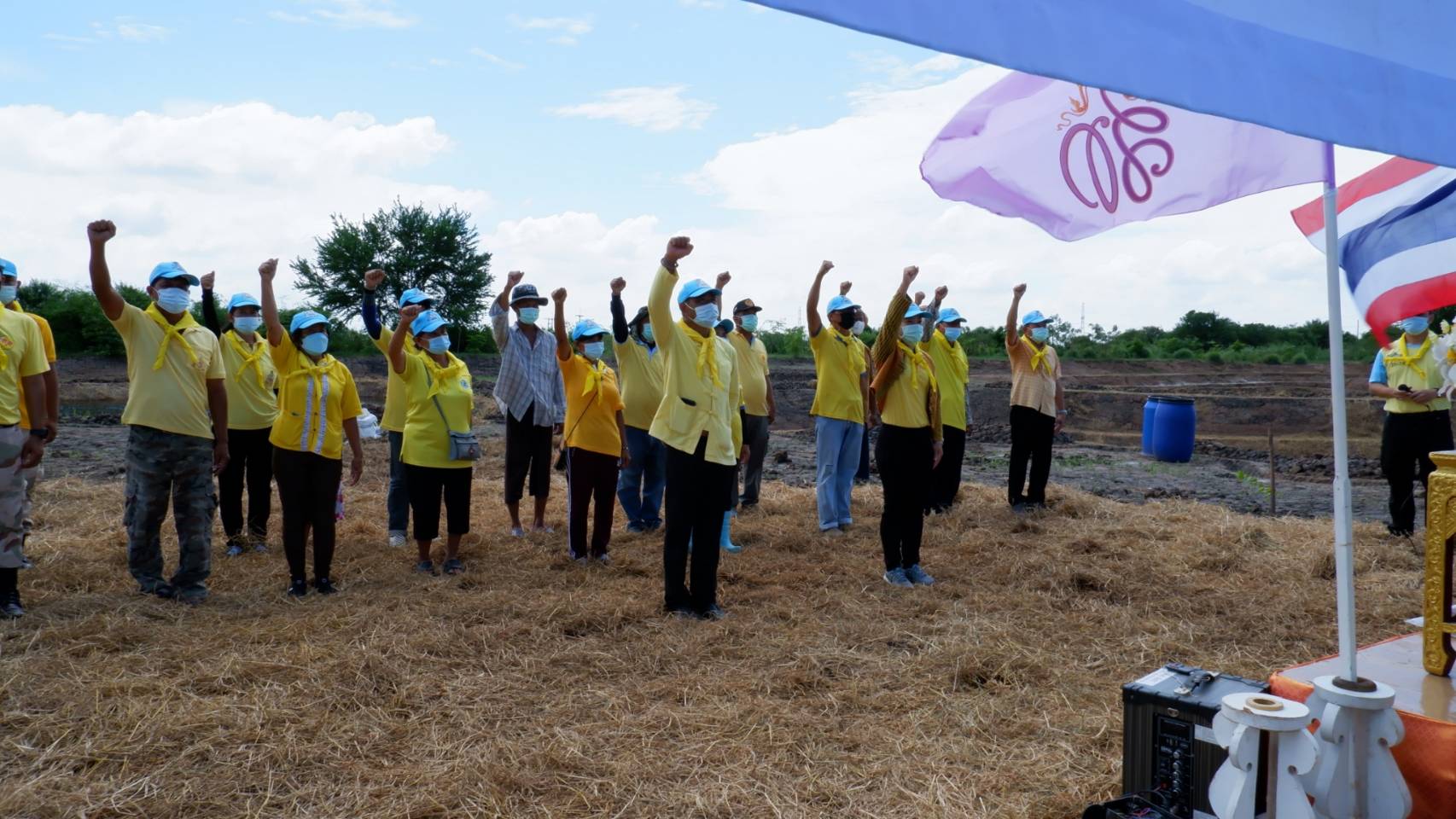 พช.บางคล้า จังหวัดฉะเชิงเทรา ร่วมจิตอาสาพัฒนาครัวเรือนต้นแบบตำบลเสม็ดใต้ เป้าหมาย ศูนย์เรียนรู้ทฤษฎีใหม่ รูปแบบ “โคก หนอง นา พช.”