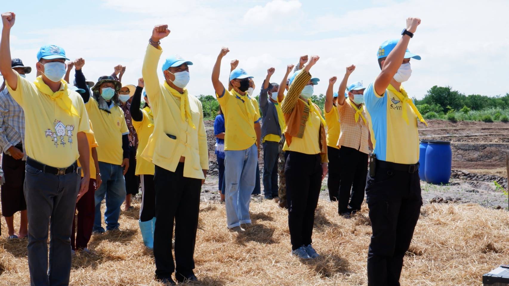 พช.บางคล้า จังหวัดฉะเชิงเทรา ร่วมจิตอาสาพัฒนาครัวเรือนต้นแบบตำบลเสม็ดใต้ เป้าหมาย ศูนย์เรียนรู้ทฤษฎีใหม่ รูปแบบ “โคก หนอง นา พช.”