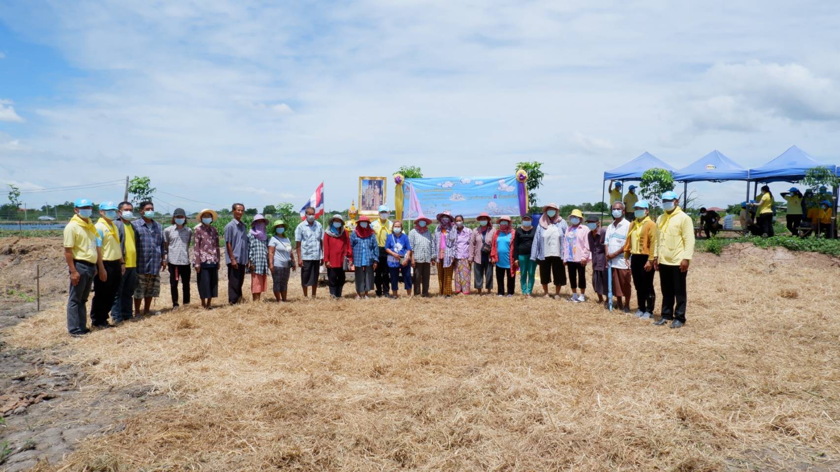 พช.บางคล้า จังหวัดฉะเชิงเทรา ร่วมจิตอาสาพัฒนาครัวเรือนต้นแบบตำบลเสม็ดใต้ เป้าหมาย ศูนย์เรียนรู้ทฤษฎีใหม่ รูปแบบ “โคก หนอง นา พช.”