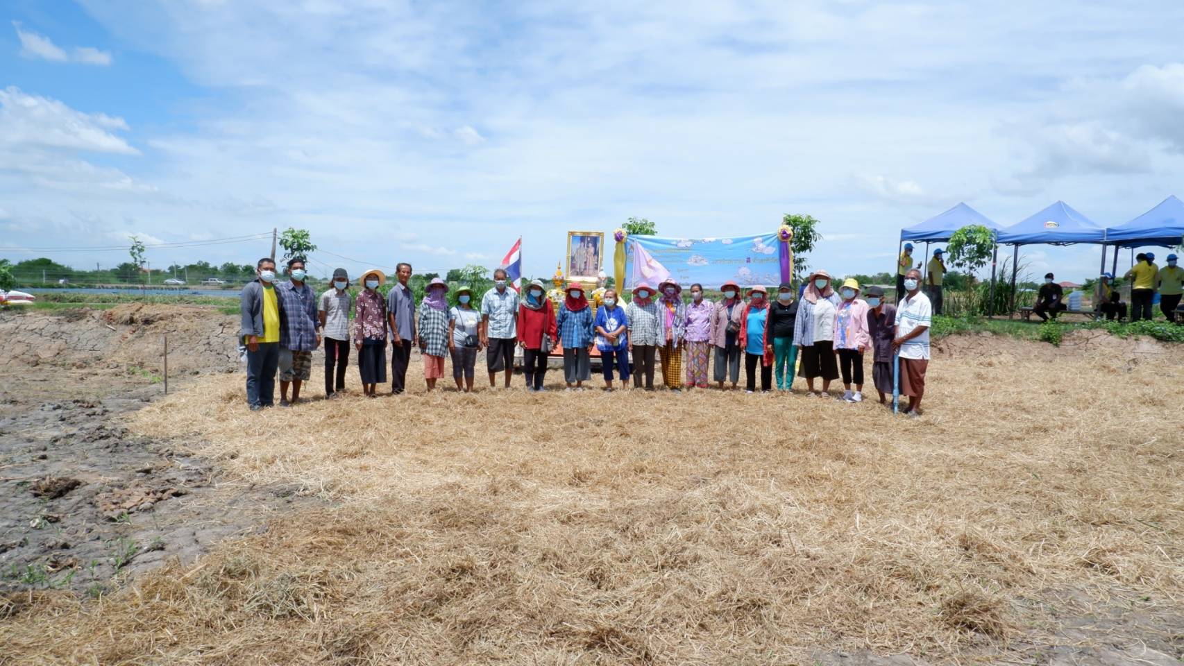 พช.บางคล้า จังหวัดฉะเชิงเทรา ร่วมจิตอาสาพัฒนาครัวเรือนต้นแบบตำบลเสม็ดใต้ เป้าหมาย ศูนย์เรียนรู้ทฤษฎีใหม่ รูปแบบ “โคก หนอง นา พช.”