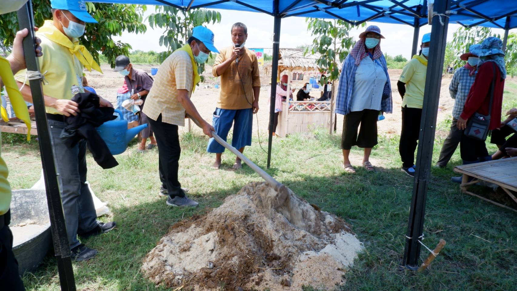 พช.บางคล้า จังหวัดฉะเชิงเทรา ร่วมจิตอาสาพัฒนาครัวเรือนต้นแบบตำบลเสม็ดใต้ เป้าหมาย ศูนย์เรียนรู้ทฤษฎีใหม่ รูปแบบ “โคก หนอง นา พช.”