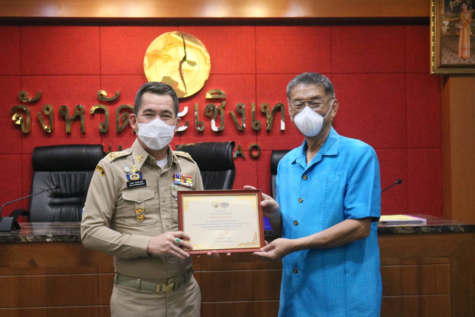 พช. ฉะเชิงเทรา ร่วมกับผู้ประกอบการ OTOP รับมอบใบประกาศเกียรติคุณแก่ผู้ทำคุณประโยชน์ ให้แก่จังหวัดฉะเชิงเทรา จากท่านผู้ว่าราชการจังหวัดฉะเชิงเทรา