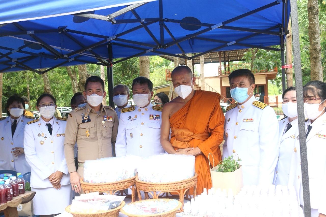 พช.ฉะเชิงเทรา ร่วมพิธีในโอกาสที่สมเด็จพระกนิษฐาธิราชเจ้า กรมสมเด็จพระเทพรัตนราชสุดาฯ สยามบรมราชกุมารี ทรงพระกรุณาโปรดเกล้าฯ พระราชทานผ้าไตร เพื่อทอดผ้าป่าการกุศลสมทบทุนมูลนิธิอานันทมหิดล และมูลนิธิรามาธิบดีฯ ในงานทำบุญอายุวัฒนมงคลครบ 50 ปี