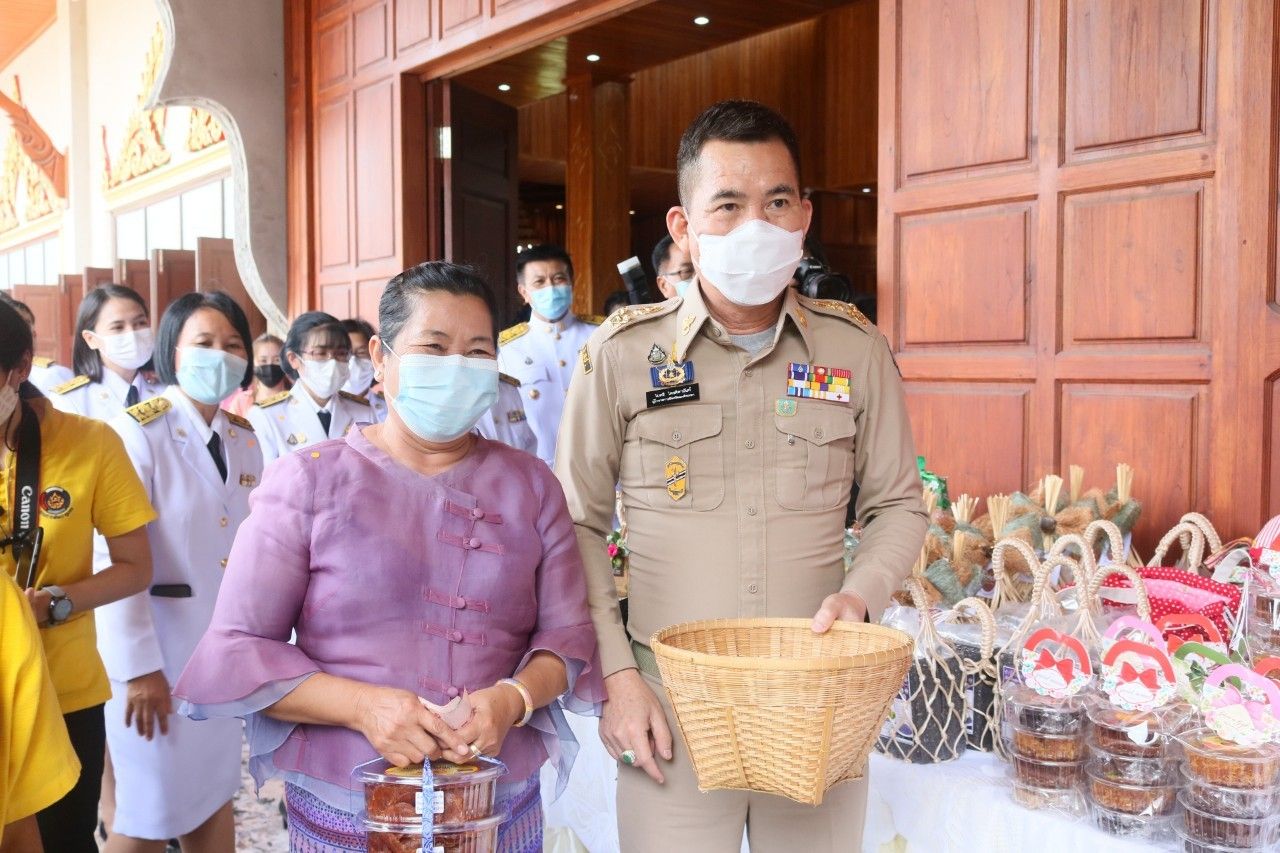 พช.ฉะเชิงเทรา ร่วมพิธีในโอกาสที่สมเด็จพระกนิษฐาธิราชเจ้า กรมสมเด็จพระเทพรัตนราชสุดาฯ สยามบรมราชกุมารี ทรงพระกรุณาโปรดเกล้าฯ พระราชทานผ้าไตร เพื่อทอดผ้าป่าการกุศลสมทบทุนมูลนิธิอานันทมหิดล และมูลนิธิรามาธิบดีฯ ในงานทำบุญอายุวัฒนมงคลครบ 50 ปี