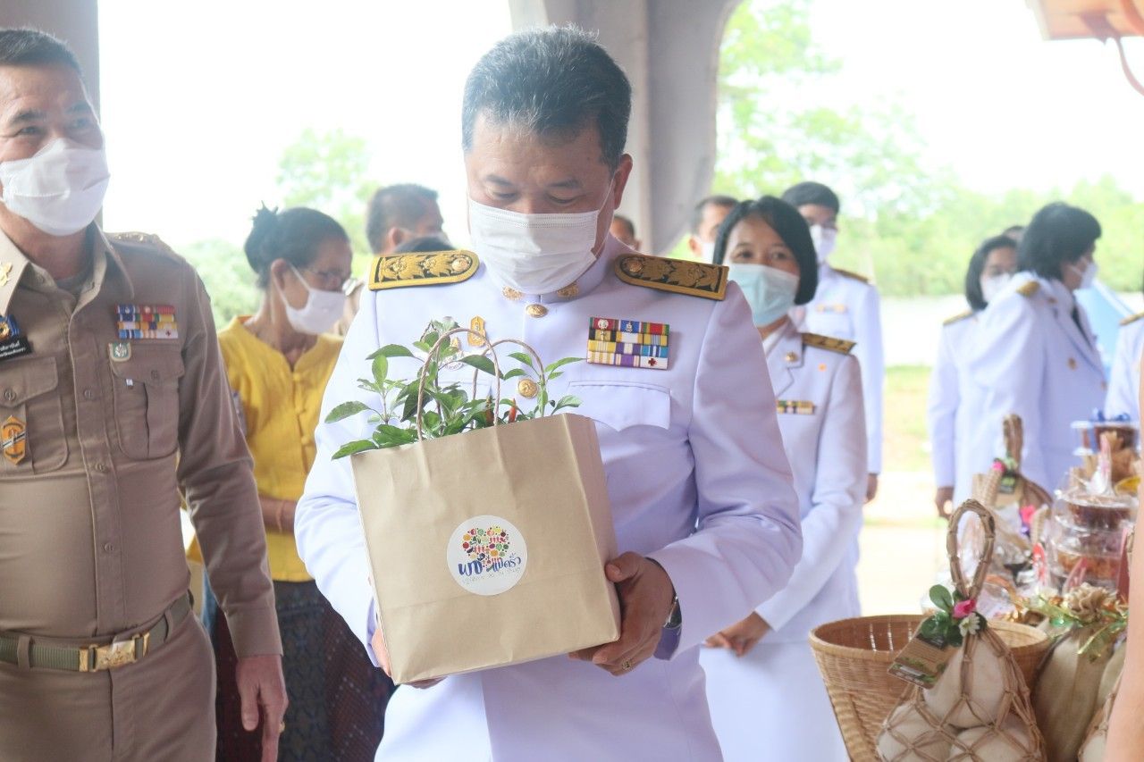 พช.ฉะเชิงเทรา ร่วมพิธีในโอกาสที่สมเด็จพระกนิษฐาธิราชเจ้า กรมสมเด็จพระเทพรัตนราชสุดาฯ สยามบรมราชกุมารี ทรงพระกรุณาโปรดเกล้าฯ พระราชทานผ้าไตร เพื่อทอดผ้าป่าการกุศลสมทบทุนมูลนิธิอานันทมหิดล และมูลนิธิรามาธิบดีฯ ในงานทำบุญอายุวัฒนมงคลครบ 50 ปี