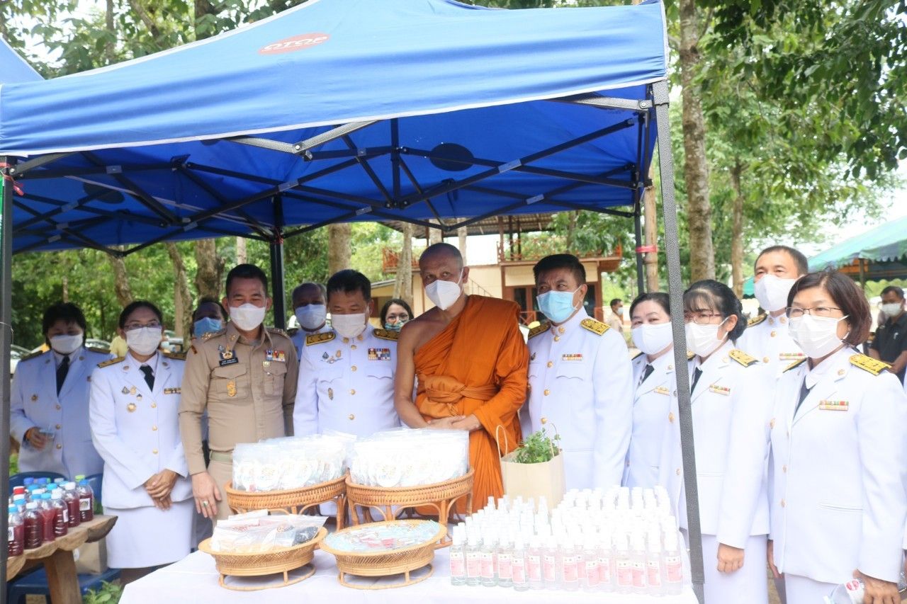 พช.ฉะเชิงเทรา ร่วมพิธีในโอกาสที่สมเด็จพระกนิษฐาธิราชเจ้า กรมสมเด็จพระเทพรัตนราชสุดาฯ สยามบรมราชกุมารี ทรงพระกรุณาโปรดเกล้าฯ พระราชทานผ้าไตร เพื่อทอดผ้าป่าการกุศลสมทบทุนมูลนิธิอานันทมหิดล และมูลนิธิรามาธิบดีฯ ในงานทำบุญอายุวัฒนมงคลครบ 50 ปี