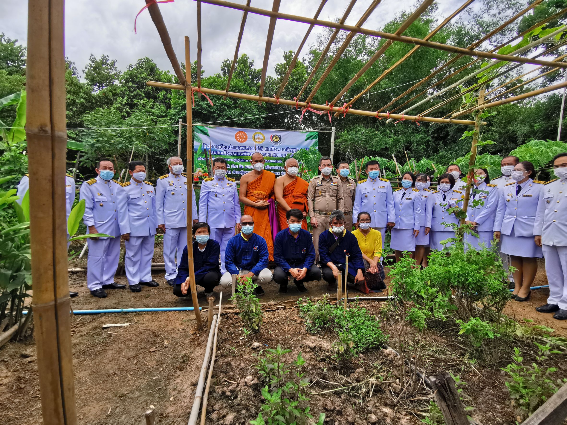 พช.ฉะเชิงเทรา ร่วมพิธีในโอกาสที่สมเด็จพระกนิษฐาธิราชเจ้า กรมสมเด็จพระเทพรัตนราชสุดาฯ สยามบรมราชกุมารี ทรงพระกรุณาโปรดเกล้าฯ พระราชทานผ้าไตร เพื่อทอดผ้าป่าการกุศลสมทบทุนมูลนิธิอานันทมหิดล และมูลนิธิรามาธิบดีฯ ในงานทำบุญอายุวัฒนมงคลครบ 50 ปี