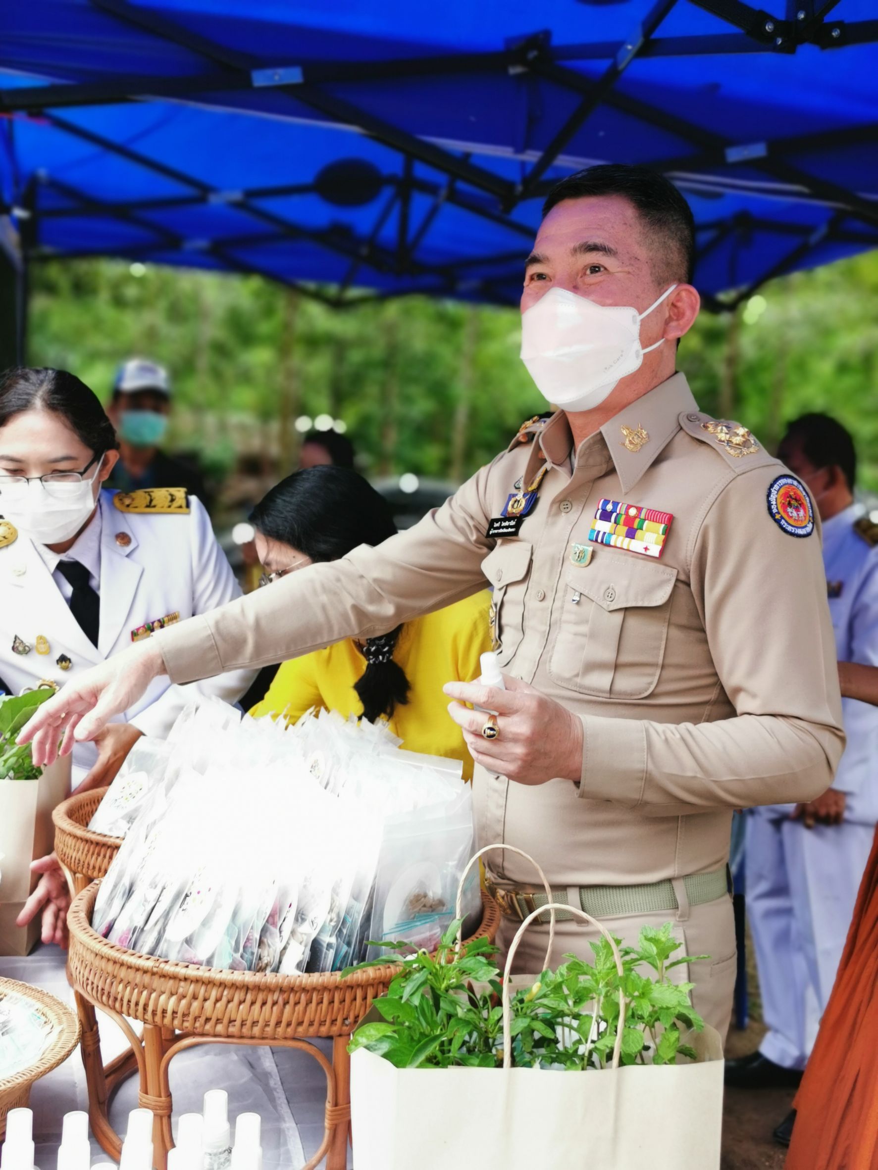 พช.ฉะเชิงเทรา ร่วมพิธีในโอกาสที่สมเด็จพระกนิษฐาธิราชเจ้า กรมสมเด็จพระเทพรัตนราชสุดาฯ สยามบรมราชกุมารี ทรงพระกรุณาโปรดเกล้าฯ พระราชทานผ้าไตร เพื่อทอดผ้าป่าการกุศลสมทบทุนมูลนิธิอานันทมหิดล และมูลนิธิรามาธิบดีฯ ในงานทำบุญอายุวัฒนมงคลครบ 50 ปี