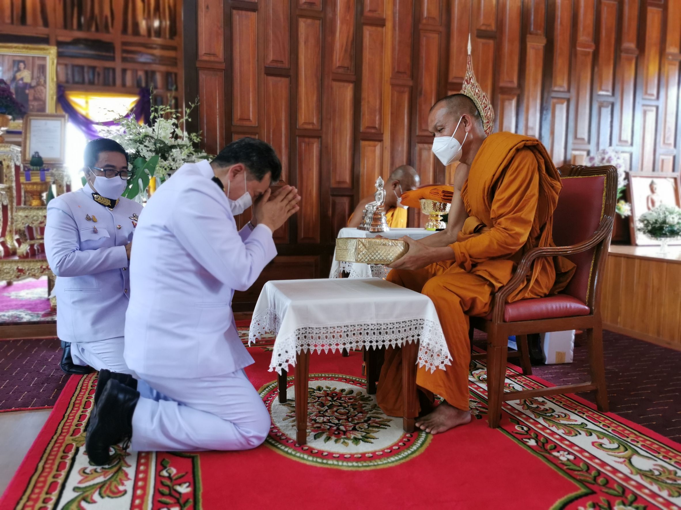 พช.ฉะเชิงเทรา ร่วมพิธีในโอกาสที่สมเด็จพระกนิษฐาธิราชเจ้า กรมสมเด็จพระเทพรัตนราชสุดาฯ สยามบรมราชกุมารี ทรงพระกรุณาโปรดเกล้าฯ พระราชทานผ้าไตร เพื่อทอดผ้าป่าการกุศลสมทบทุนมูลนิธิอานันทมหิดล และมูลนิธิรามาธิบดีฯ ในงานทำบุญอายุวัฒนมงคลครบ 50 ปี