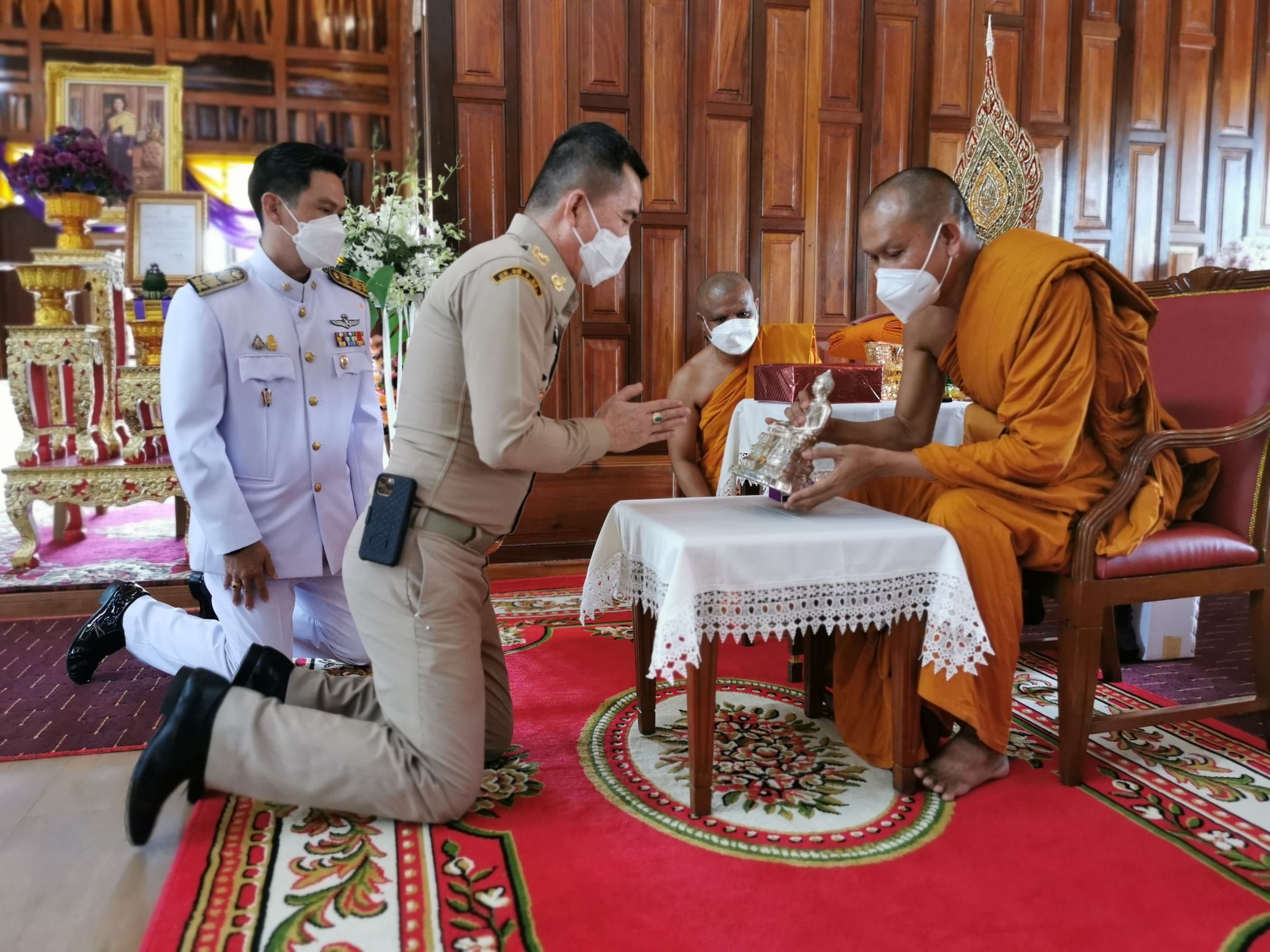 พช.ฉะเชิงเทรา ร่วมพิธีในโอกาสที่สมเด็จพระกนิษฐาธิราชเจ้า กรมสมเด็จพระเทพรัตนราชสุดาฯ สยามบรมราชกุมารี ทรงพระกรุณาโปรดเกล้าฯ พระราชทานผ้าไตร เพื่อทอดผ้าป่าการกุศลสมทบทุนมูลนิธิอานันทมหิดล และมูลนิธิรามาธิบดีฯ ในงานทำบุญอายุวัฒนมงคลครบ 50 ปี