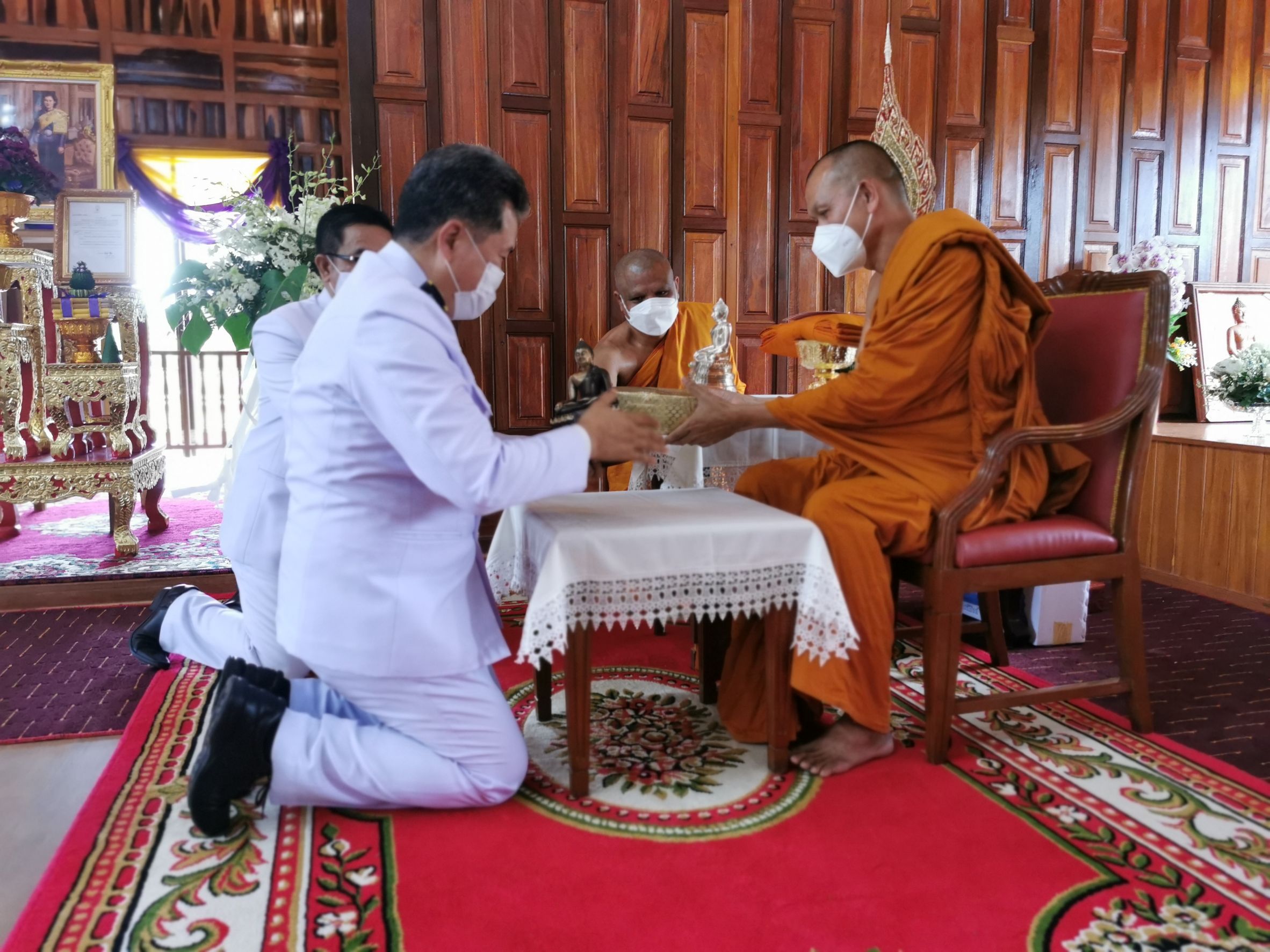 พช.ฉะเชิงเทรา ร่วมพิธีในโอกาสที่สมเด็จพระกนิษฐาธิราชเจ้า กรมสมเด็จพระเทพรัตนราชสุดาฯ สยามบรมราชกุมารี ทรงพระกรุณาโปรดเกล้าฯ พระราชทานผ้าไตร เพื่อทอดผ้าป่าการกุศลสมทบทุนมูลนิธิอานันทมหิดล และมูลนิธิรามาธิบดีฯ ในงานทำบุญอายุวัฒนมงคลครบ 50 ปี