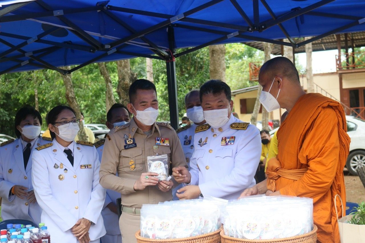 พช.ฉะเชิงเทรา ร่วมพิธีในโอกาสที่สมเด็จพระกนิษฐาธิราชเจ้า กรมสมเด็จพระเทพรัตนราชสุดาฯ สยามบรมราชกุมารี ทรงพระกรุณาโปรดเกล้าฯ พระราชทานผ้าไตร เพื่อทอดผ้าป่าการกุศลสมทบทุนมูลนิธิอานันทมหิดล และมูลนิธิรามาธิบดีฯ ในงานทำบุญอายุวัฒนมงคลครบ 50 ปี