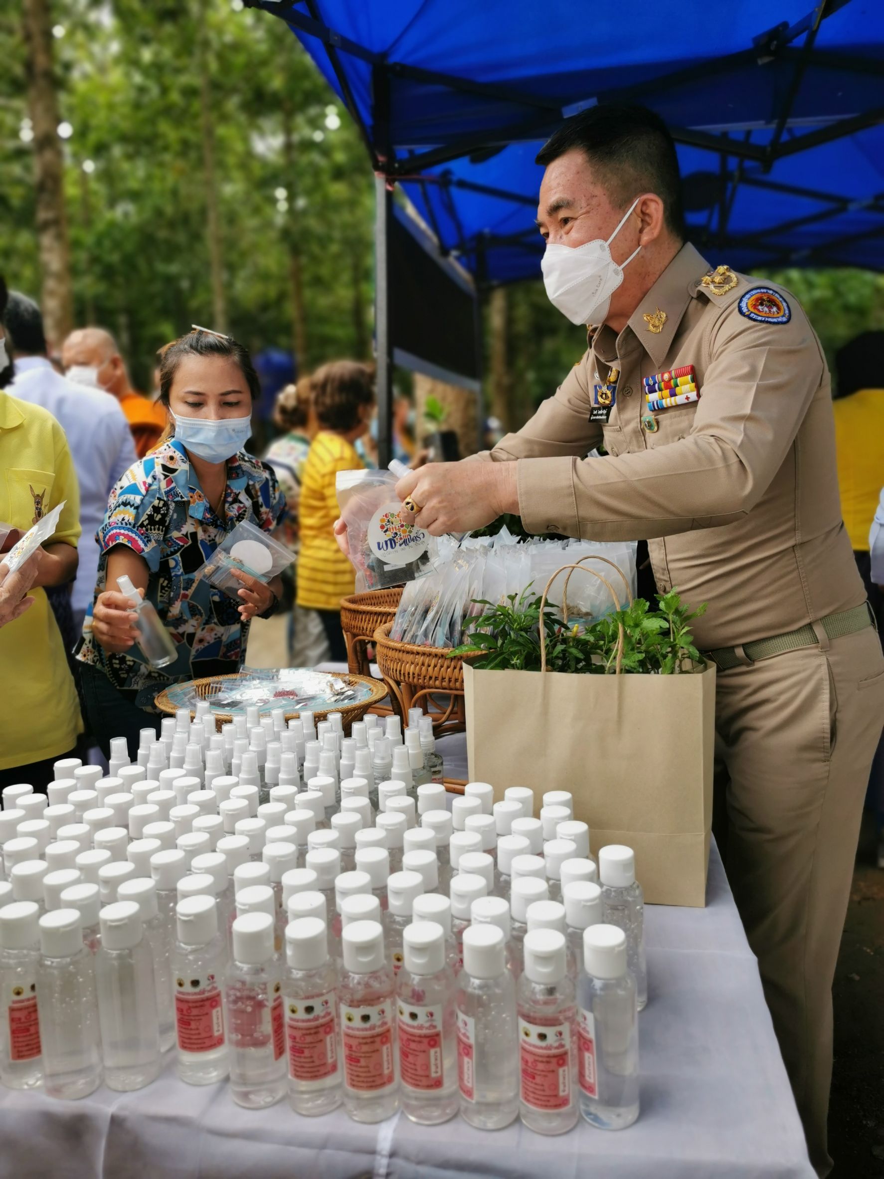 พช.ฉะเชิงเทรา ร่วมพิธีในโอกาสที่สมเด็จพระกนิษฐาธิราชเจ้า กรมสมเด็จพระเทพรัตนราชสุดาฯ สยามบรมราชกุมารี ทรงพระกรุณาโปรดเกล้าฯ พระราชทานผ้าไตร เพื่อทอดผ้าป่าการกุศลสมทบทุนมูลนิธิอานันทมหิดล และมูลนิธิรามาธิบดีฯ ในงานทำบุญอายุวัฒนมงคลครบ 50 ปี
