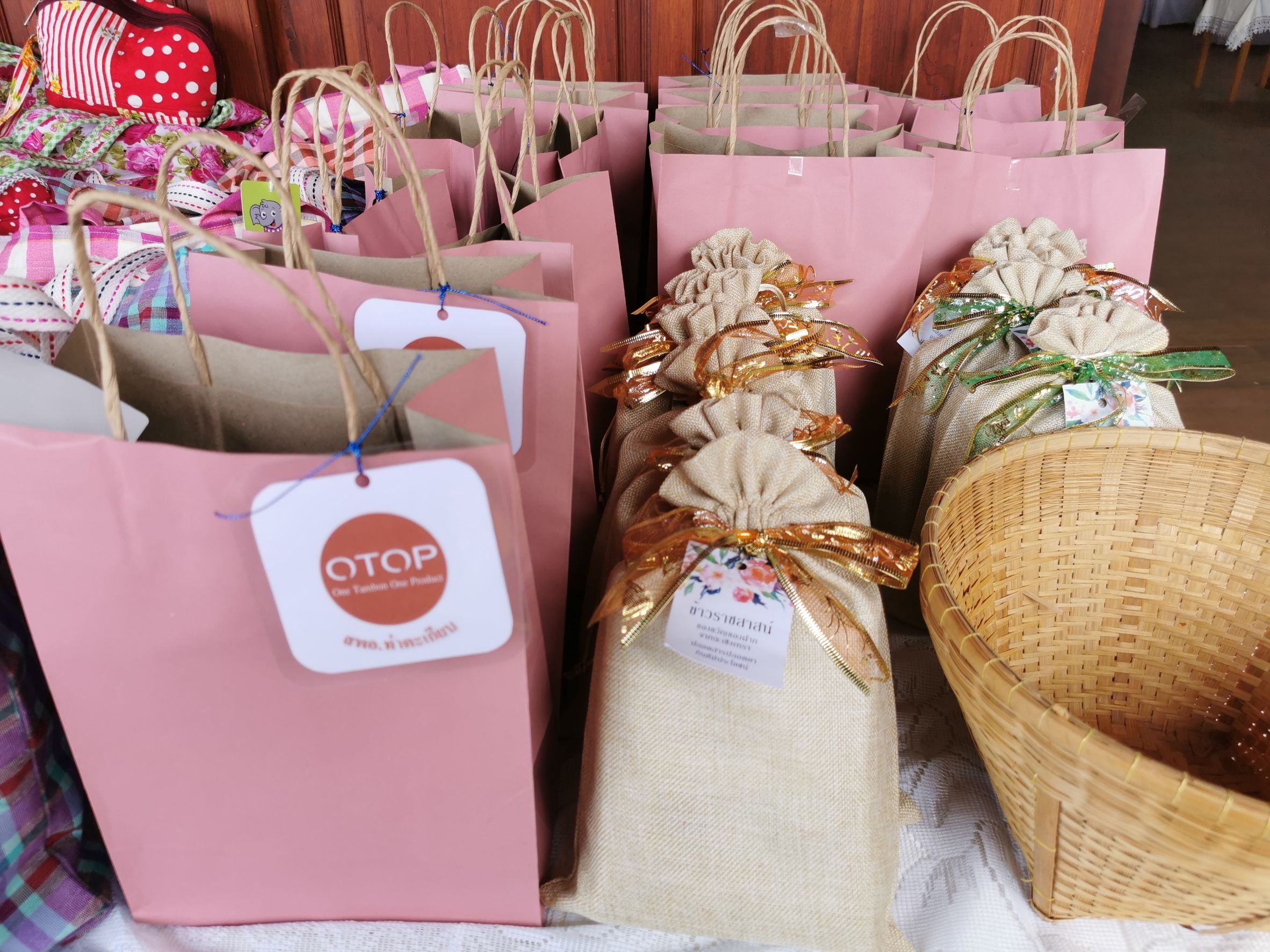 พช.ฉะเชิงเทรา ร่วมพิธีในโอกาสที่สมเด็จพระกนิษฐาธิราชเจ้า กรมสมเด็จพระเทพรัตนราชสุดาฯ สยามบรมราชกุมารี ทรงพระกรุณาโปรดเกล้าฯ พระราชทานผ้าไตร เพื่อทอดผ้าป่าการกุศลสมทบทุนมูลนิธิอานันทมหิดล และมูลนิธิรามาธิบดีฯ ในงานทำบุญอายุวัฒนมงคลครบ 50 ปี