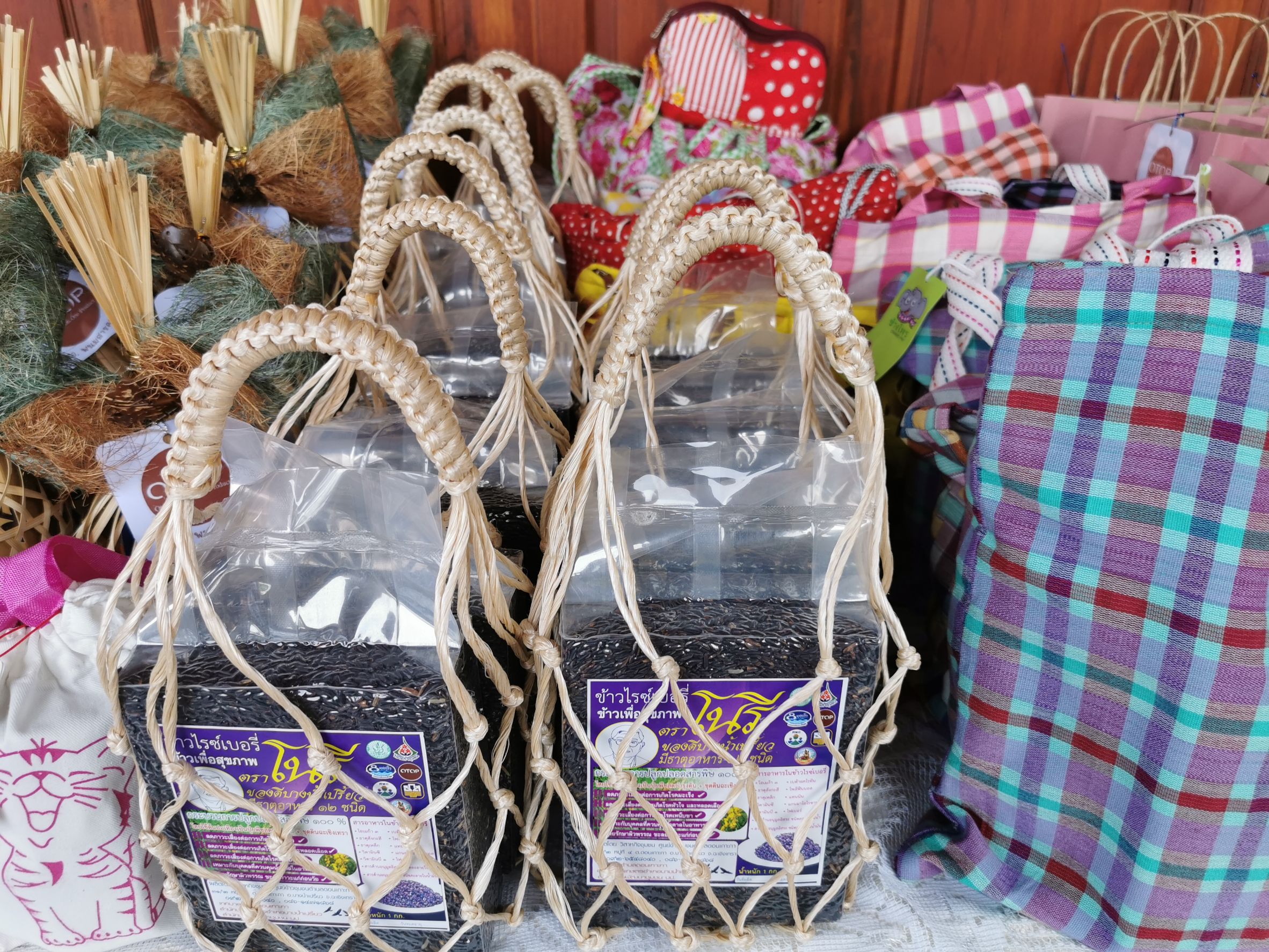 พช.ฉะเชิงเทรา ร่วมพิธีในโอกาสที่สมเด็จพระกนิษฐาธิราชเจ้า กรมสมเด็จพระเทพรัตนราชสุดาฯ สยามบรมราชกุมารี ทรงพระกรุณาโปรดเกล้าฯ พระราชทานผ้าไตร เพื่อทอดผ้าป่าการกุศลสมทบทุนมูลนิธิอานันทมหิดล และมูลนิธิรามาธิบดีฯ ในงานทำบุญอายุวัฒนมงคลครบ 50 ปี