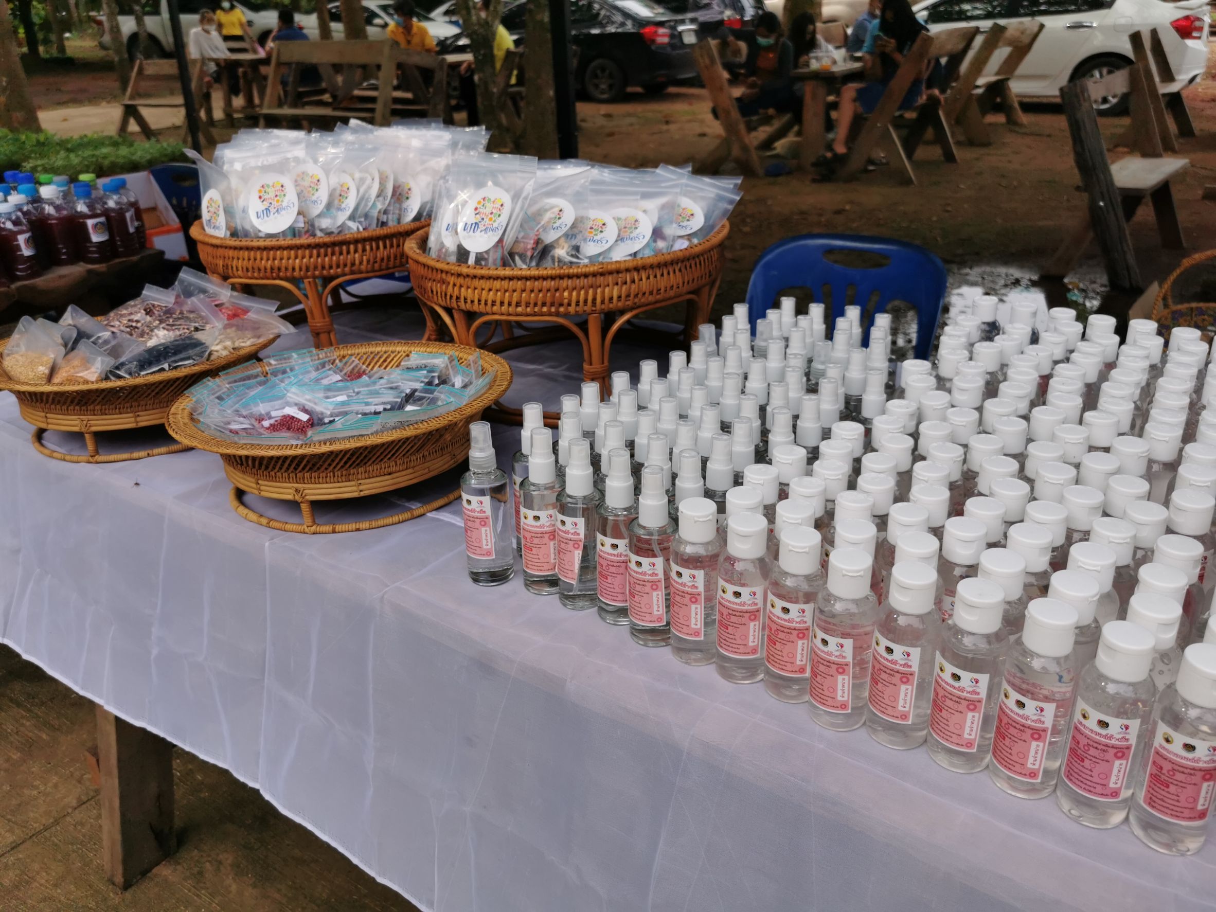 พช.ฉะเชิงเทรา ร่วมพิธีในโอกาสที่สมเด็จพระกนิษฐาธิราชเจ้า กรมสมเด็จพระเทพรัตนราชสุดาฯ สยามบรมราชกุมารี ทรงพระกรุณาโปรดเกล้าฯ พระราชทานผ้าไตร เพื่อทอดผ้าป่าการกุศลสมทบทุนมูลนิธิอานันทมหิดล และมูลนิธิรามาธิบดีฯ ในงานทำบุญอายุวัฒนมงคลครบ 50 ปี