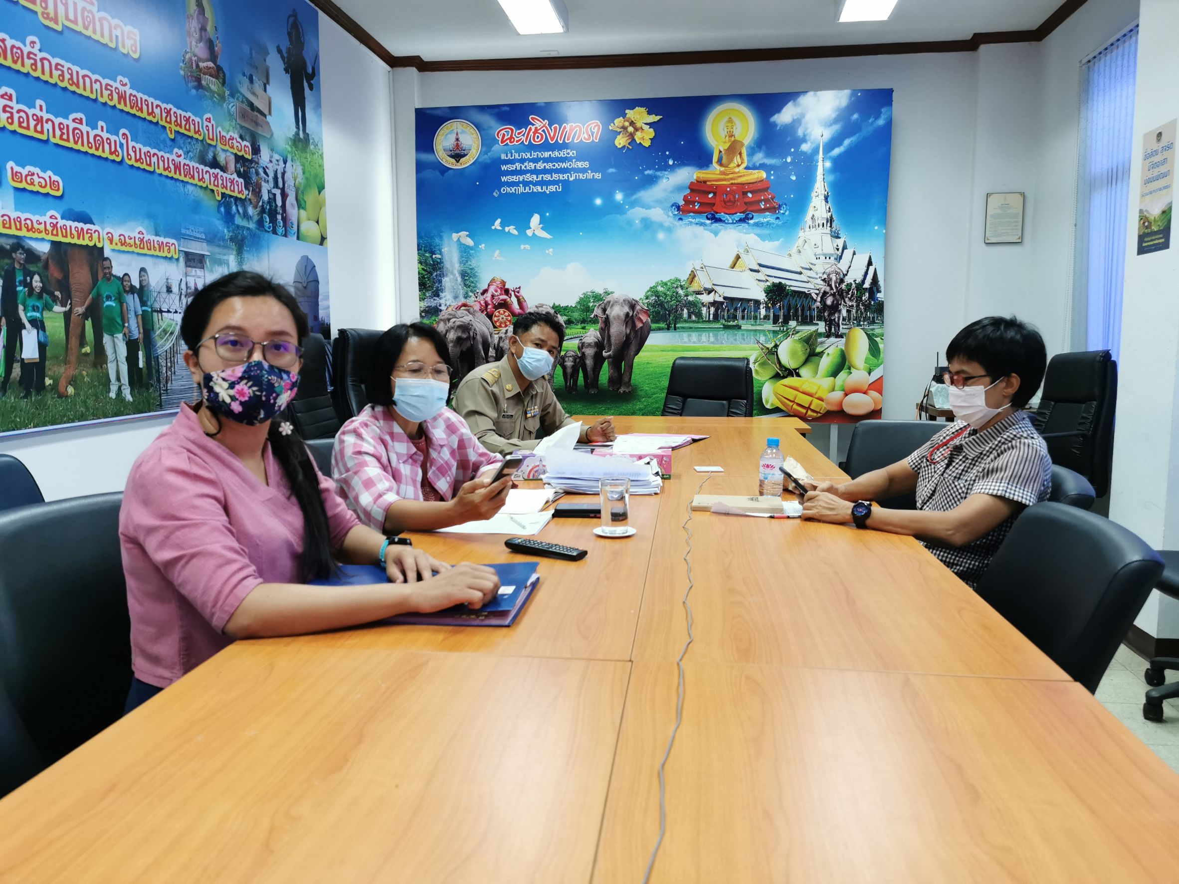 พช ฉะเชิงเทรา  ร่วมประชุมสร้างความรู้ ความเข้าใจแก่ผู้ใช้งานระบบลงทะเบียนผู้ผลิต ผู้ประกอบการ OTOP โครงการพัฒนาระบบข้อมูลขนาดใหญ่ “หนึ่งตำบล หนึ่งผลิตภัณฑ์” (OTOP Big Data) ผ่านระบบวิดีทัศน์ทางไกล (Video Conference)