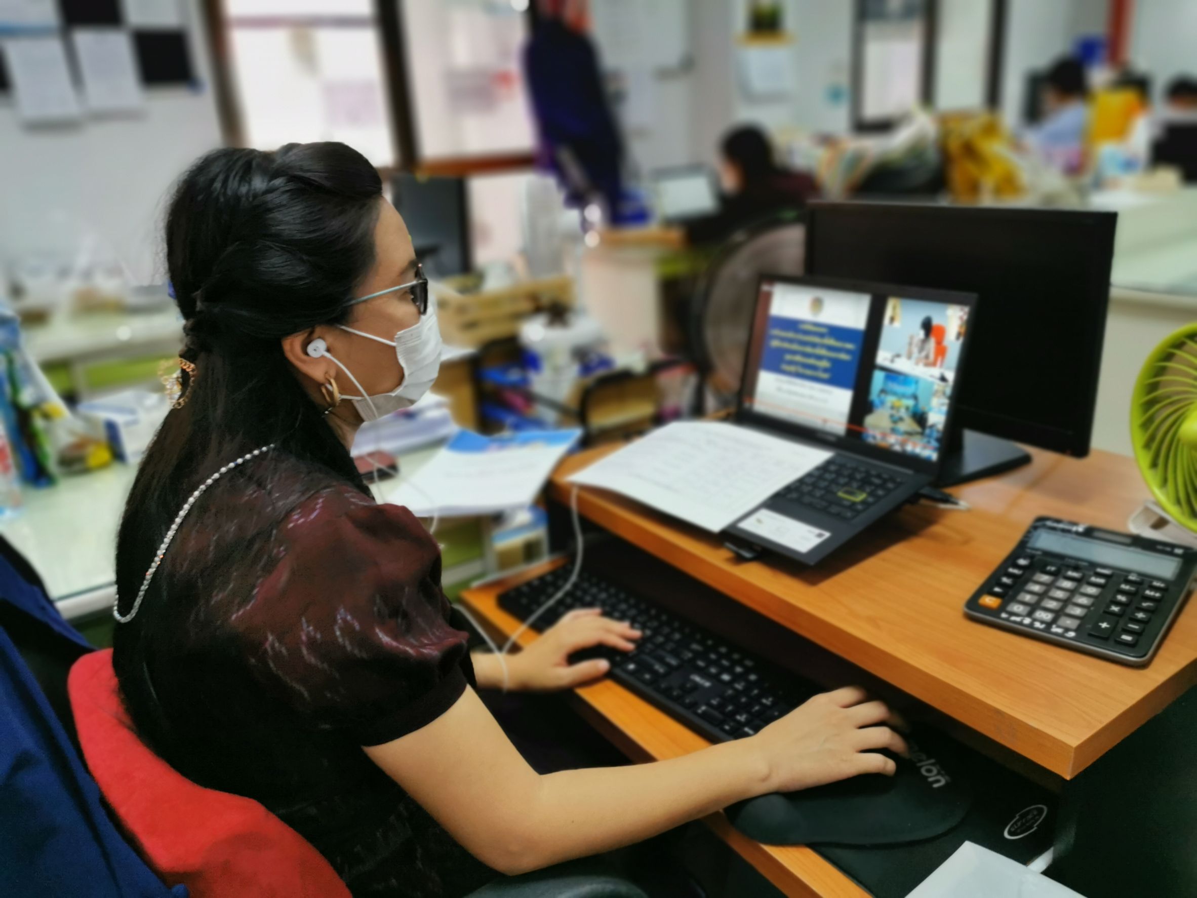 พช.ฉะเชิงเทรา  ซักซ้อมแนวทางการจ้างเหมาบริการ ตำแหน่ง นักพัฒนาพื้นที่ต้นแบบ (นพต.) ปฏิบัติภารกิจตามโครงการพัฒนาพื้นที่ต้นแบบการพัฒนาคุณภาพชีวิตตามหลักทฤษฎีใหม่ ประยุกต์สู่ “โคก หนอง นา โมเดล” ผ่านระบบวีดิทัศน์ทางไกล (Video Conference)