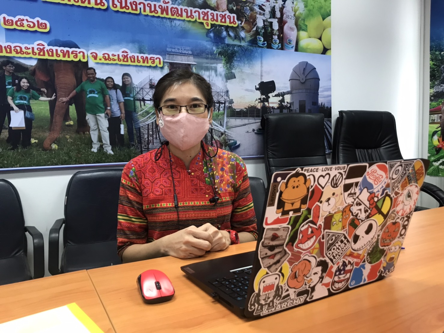 พช. ฉะเชิงเทรา ร่วมประชุมคณะทำงานขับเคลื่อนกองทุนพัฒนาบทบาทสตรีจังหวัดฉะเชิงเทราผ่านระบบ Zoom Cloud Meetings