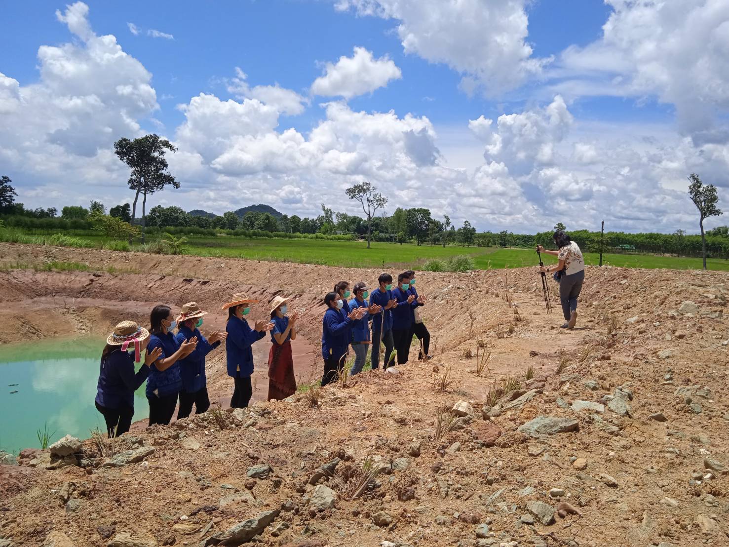 พช. ฉะเชิงเทรา ดำเนินโครงการเสริมสร้างอุดมการณ์ในงานพัฒนาชุมชน จัดทำเพลงมาร์ชพัฒนาชุมชน ในบรรยากาศ โคก หนอง นา @ บ้านเนินน้อย อ. ท่าตะเกียบ ฉะเชิงเทรา
